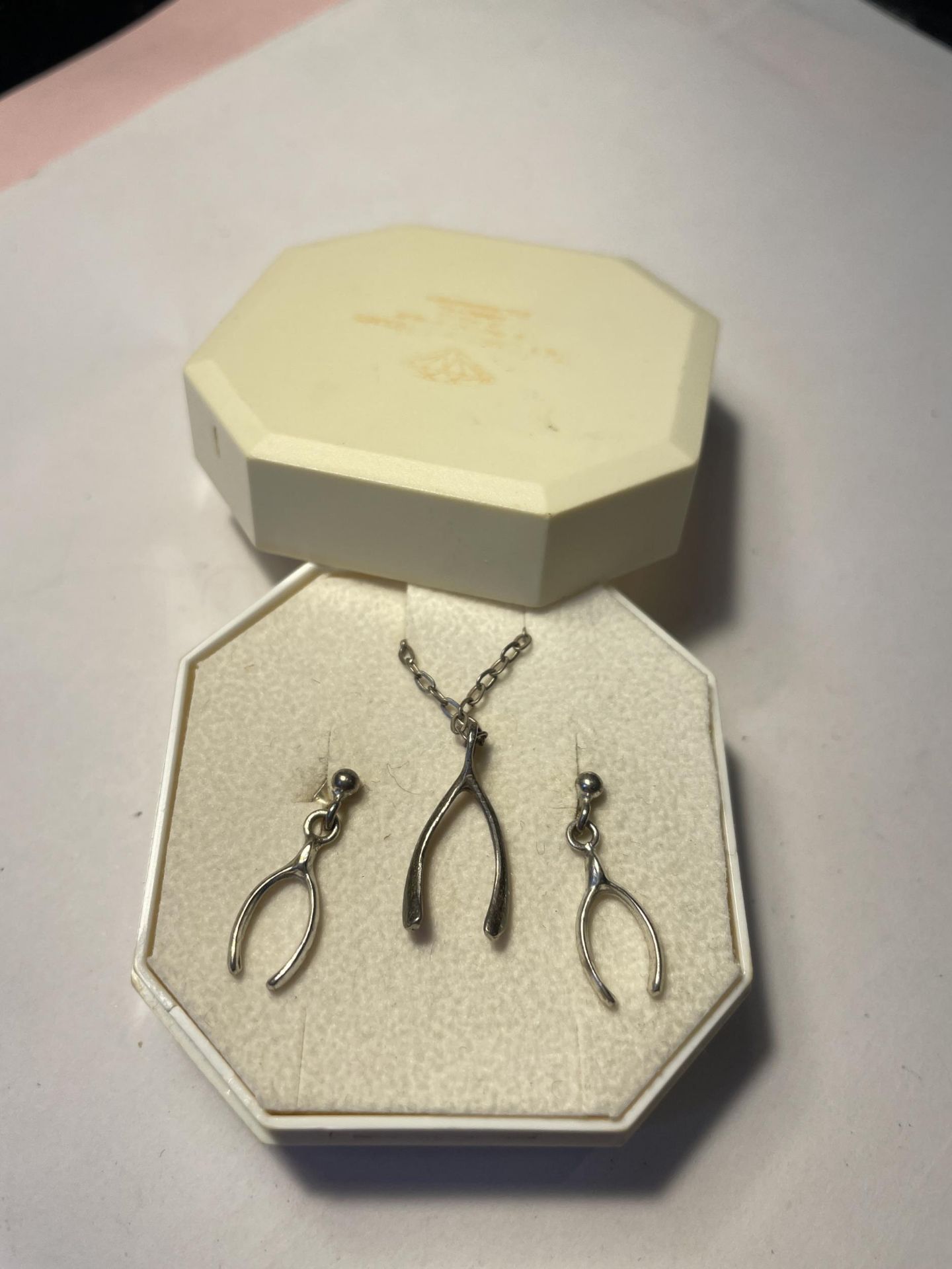 A SILVER WISHBONE NECKLACE AND EARRINGS SET IN A PRESENTATION BOX
