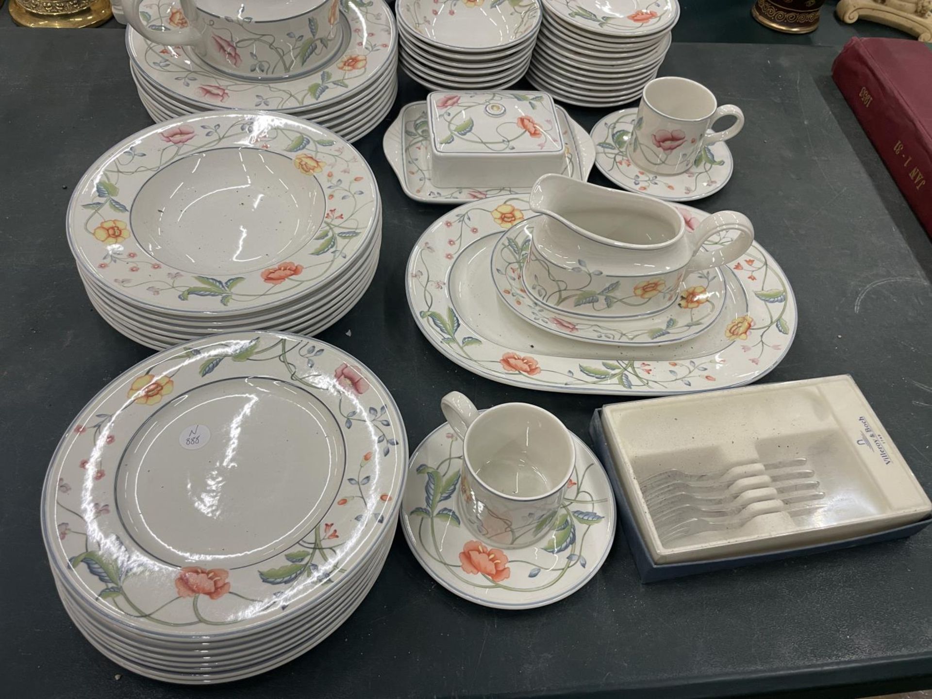 VARIOUS VILLEROY AND BOSH ALBERTINA DINNERWARE ITEMS TO INCLUDE BOWLS, PLATES, DISHES, FORKS, - Image 7 of 8