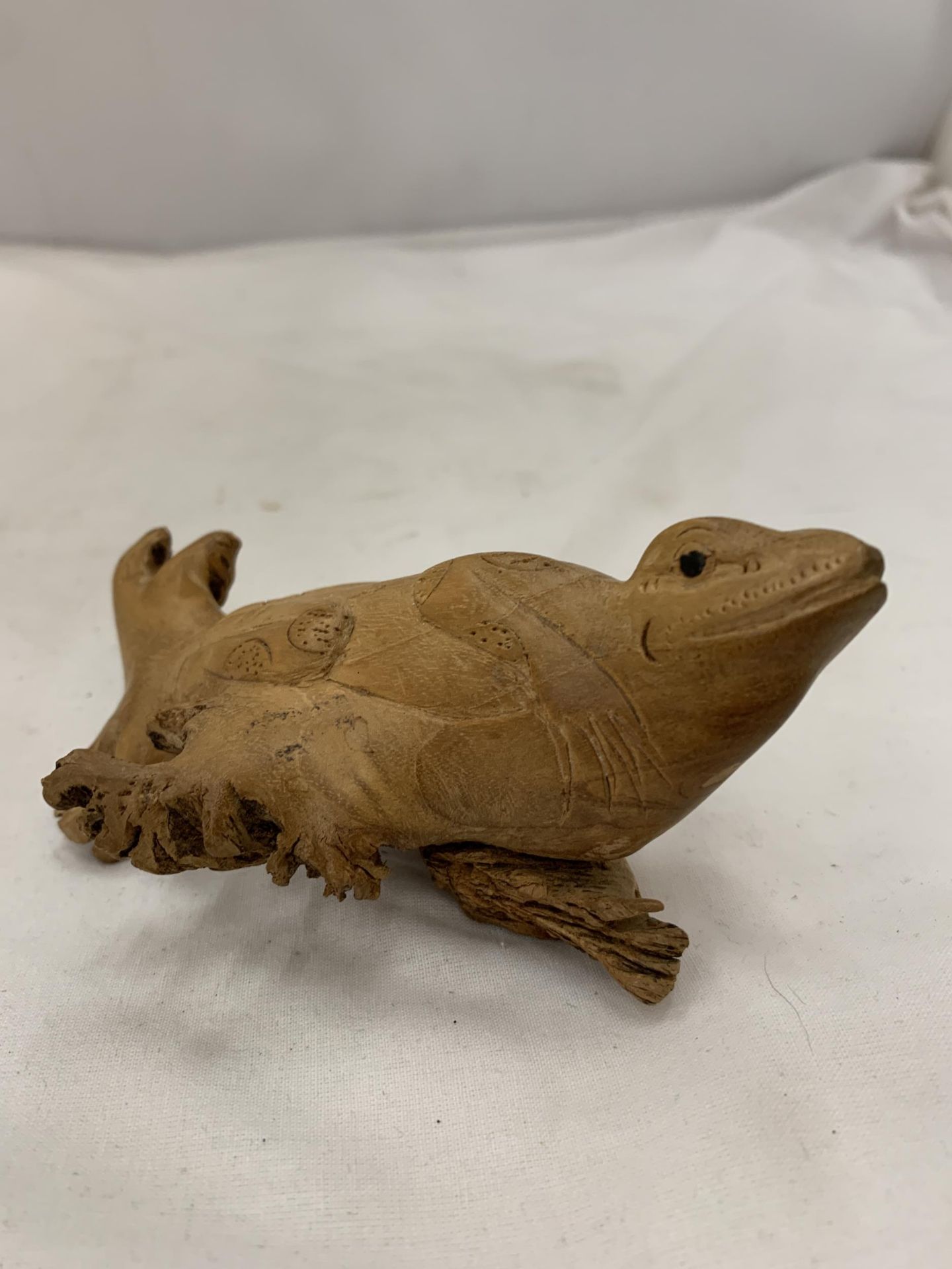 A VINTAGE CARVED DRIFTWOOD WOOD FROG AND LIZARD - Image 5 of 6