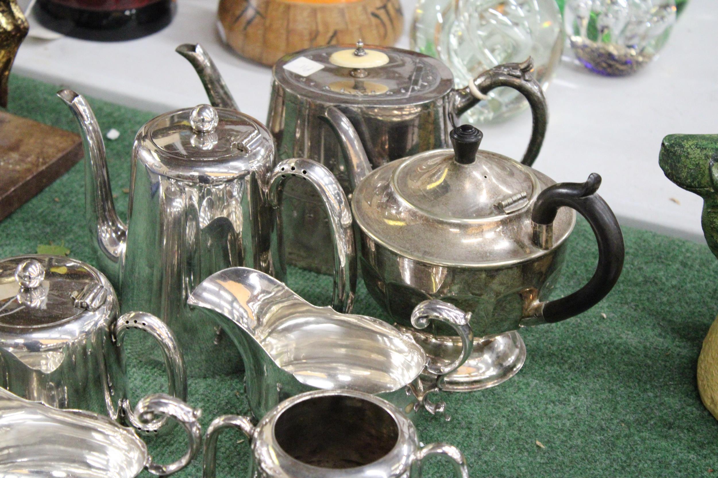 A QUANTITY OF SILVER PLATED ITEMS TO INCLUDE TEAPOTS, COFFEE POT, JUGS, SUGAR BOWLS AND A NAPKIN - Image 4 of 5