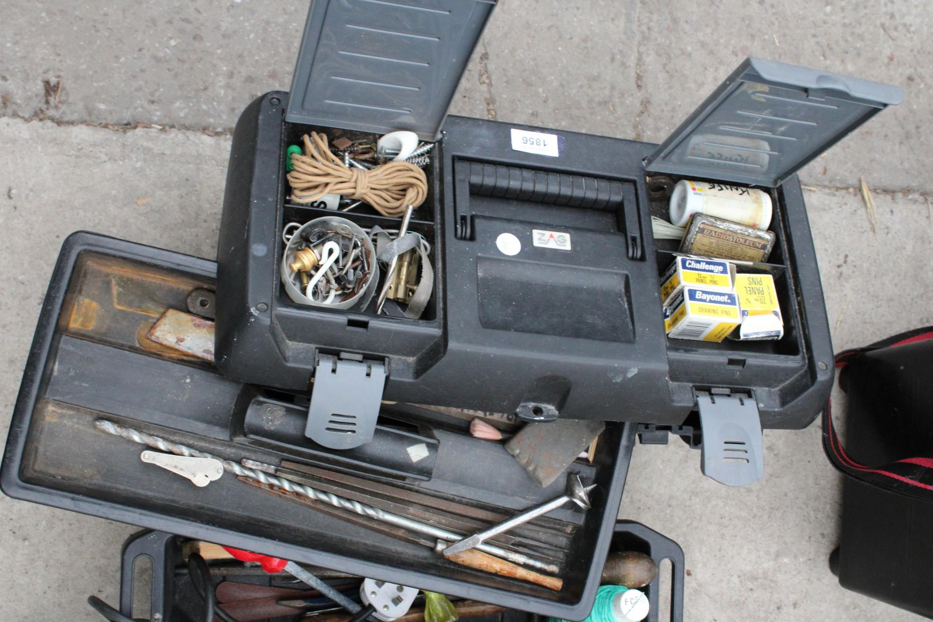 A PLASTIC TOOL BOX AND AN ASSORTMENT OF TOOLS TO INCLUDE SCREW DRIVERS AND CHISELS ETC - Image 5 of 5