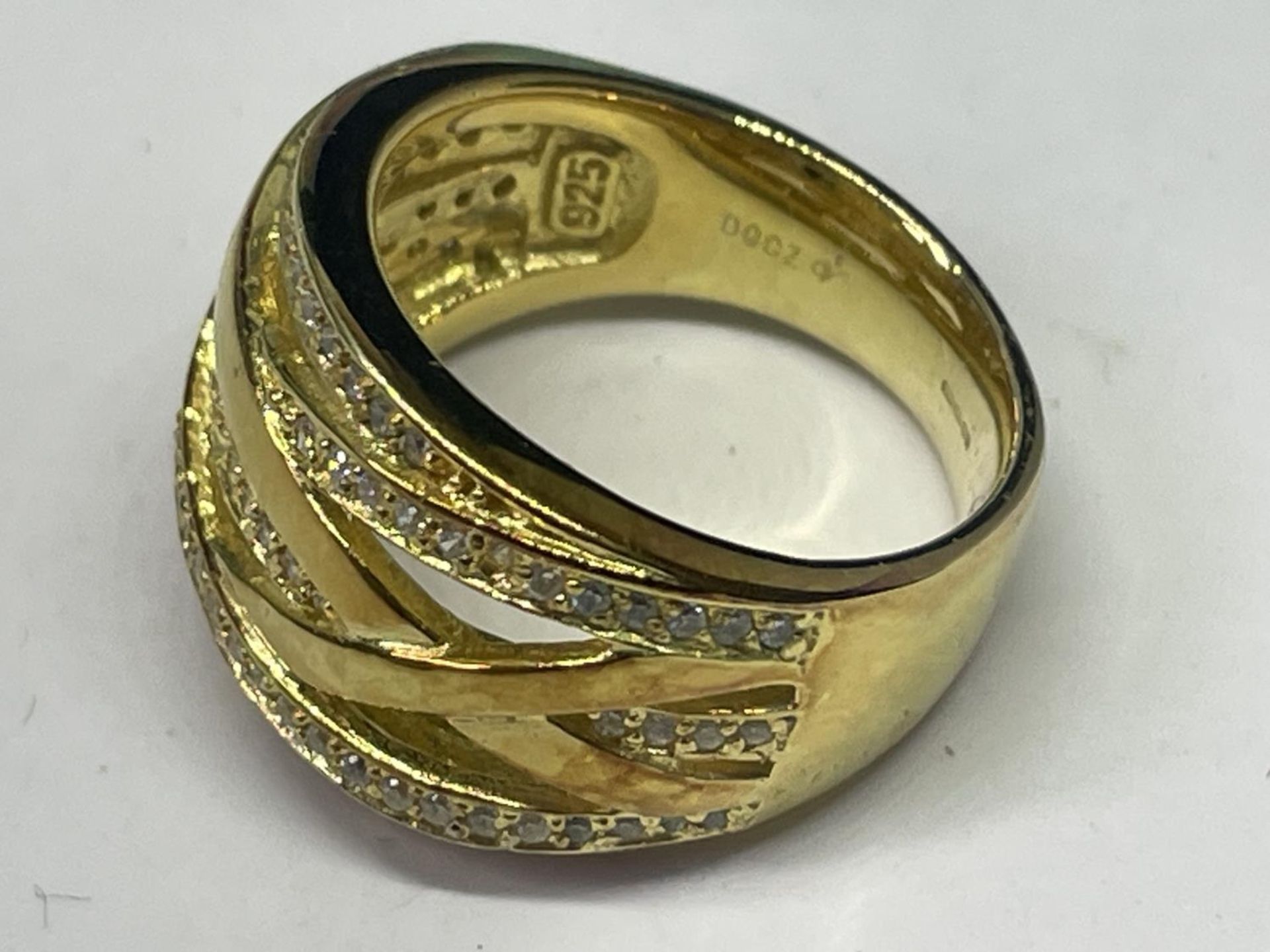 A SILVER GILT RING IN A PRESENTATION BOX - Image 3 of 4