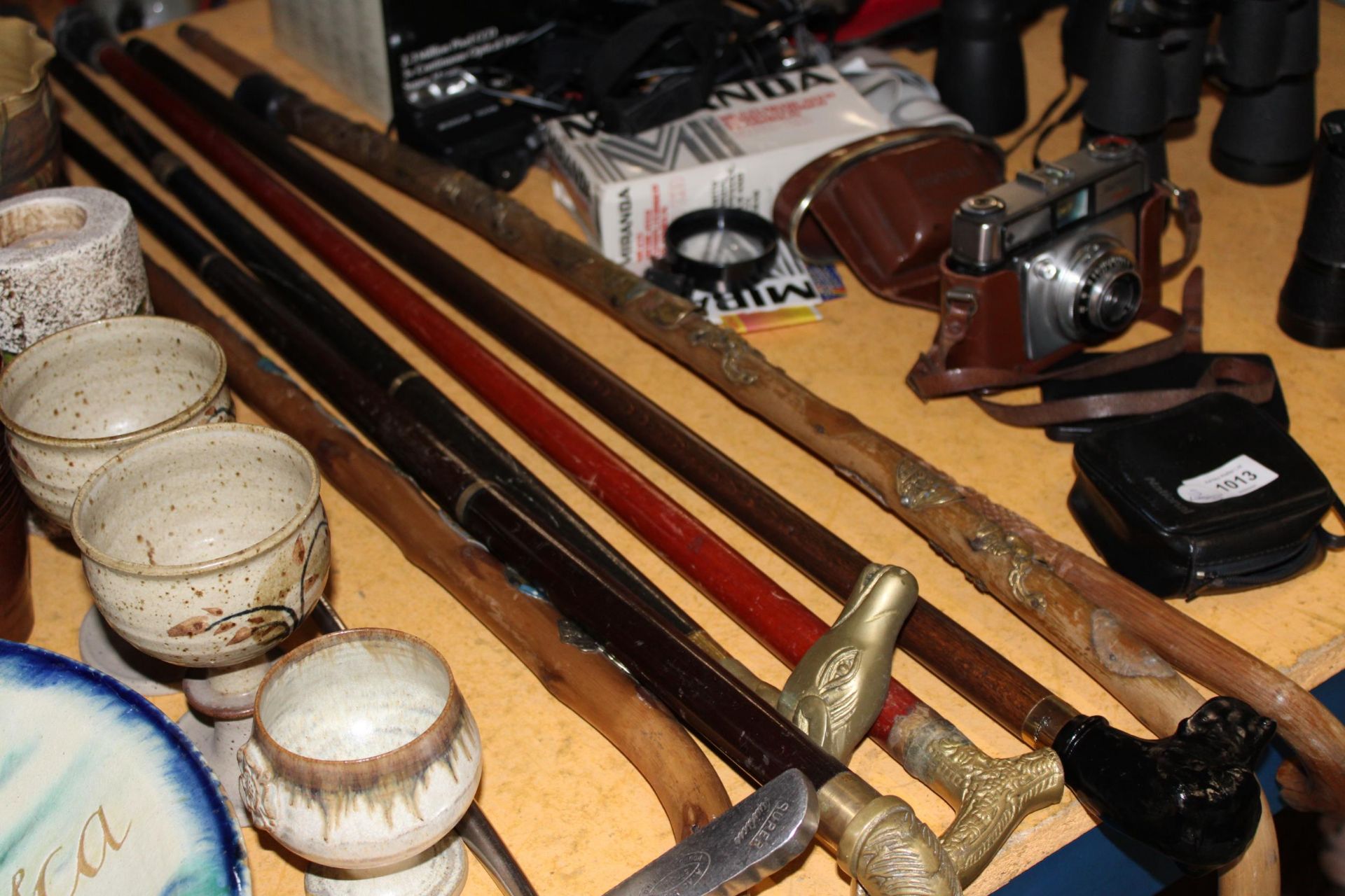 SEVEN VINTAGE WALKING STICKS, TWO WITH BRASS HORSES HEAD HANDLES, ONE WITH A BLACK LABRADOR - Image 5 of 5