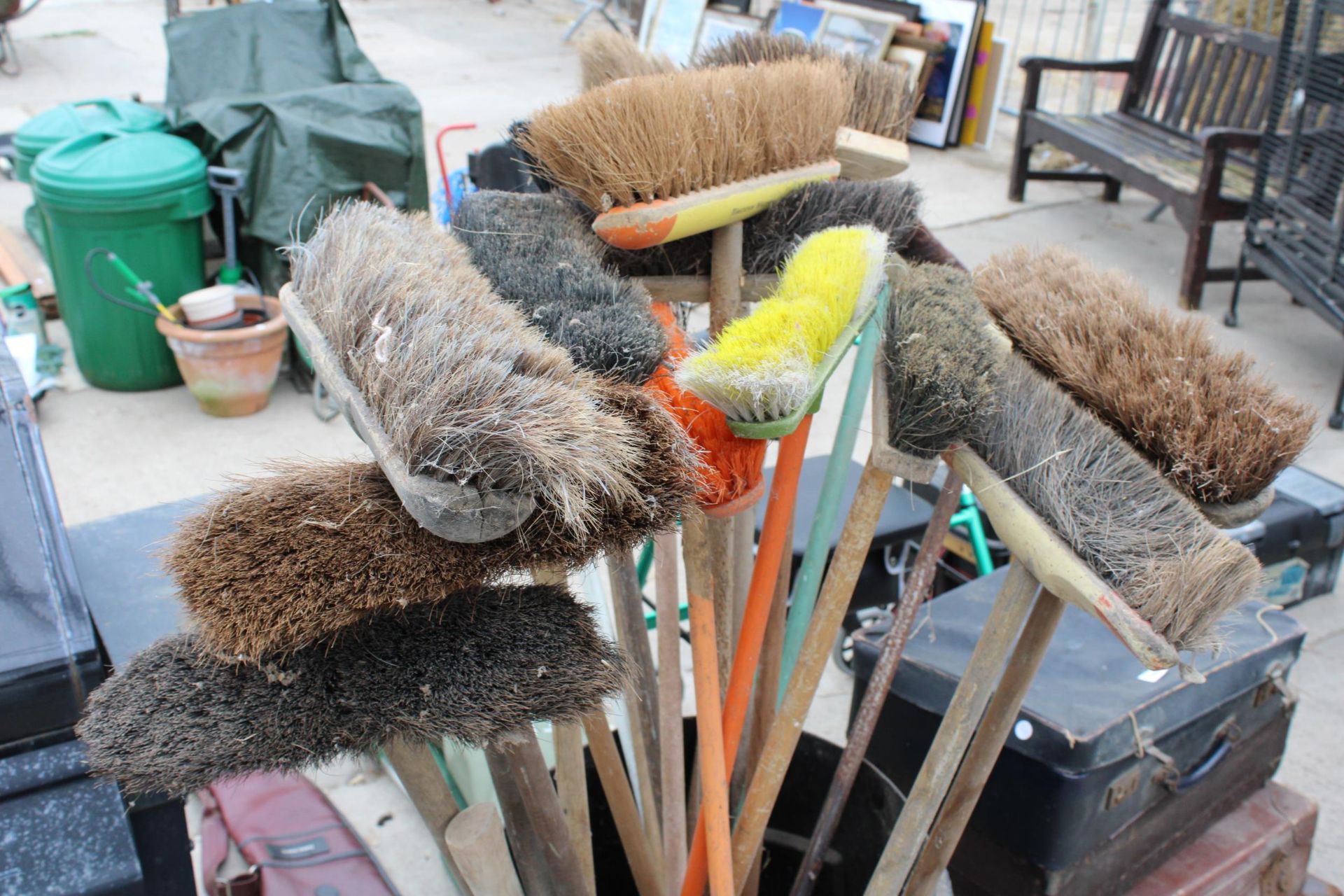 A PLASTIC DUSTBIN CONTAINING A LARGE QUANTITY OF BRUSHES - Image 2 of 3