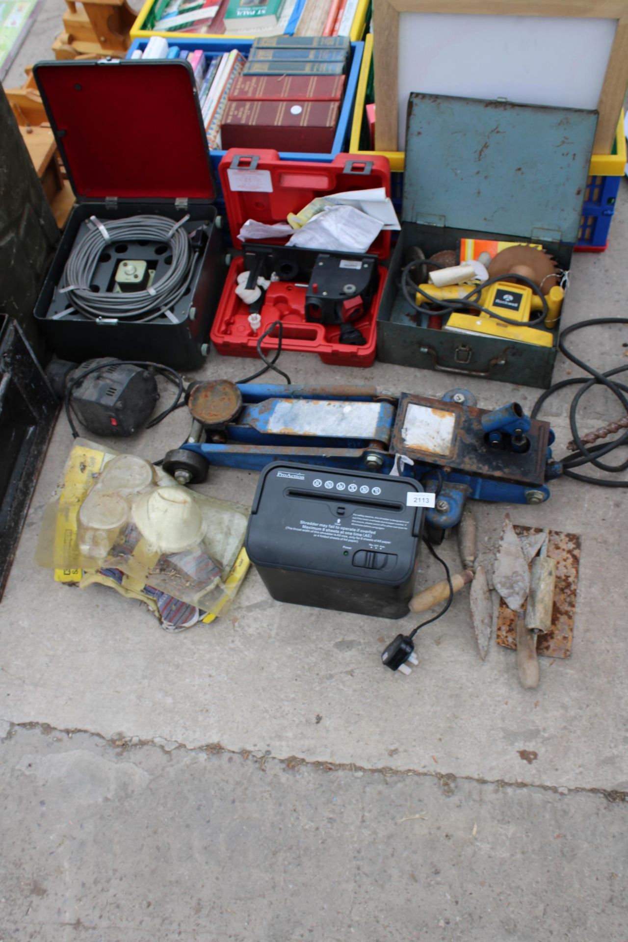 AN ASSORTMENT OF TOOLS TO INCLUDE A TROLLEY JACK, A ROCKWELL SANDER AND A SHREDDER ETC