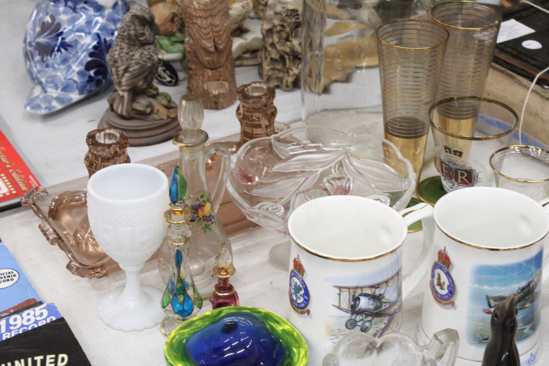 A QUANTITY OF ITEMS TO INCLUDE A GLASS DRESSING TABLE SET, DEMI JOHN, GLASSES, BOWLS, A CAT - Image 4 of 5