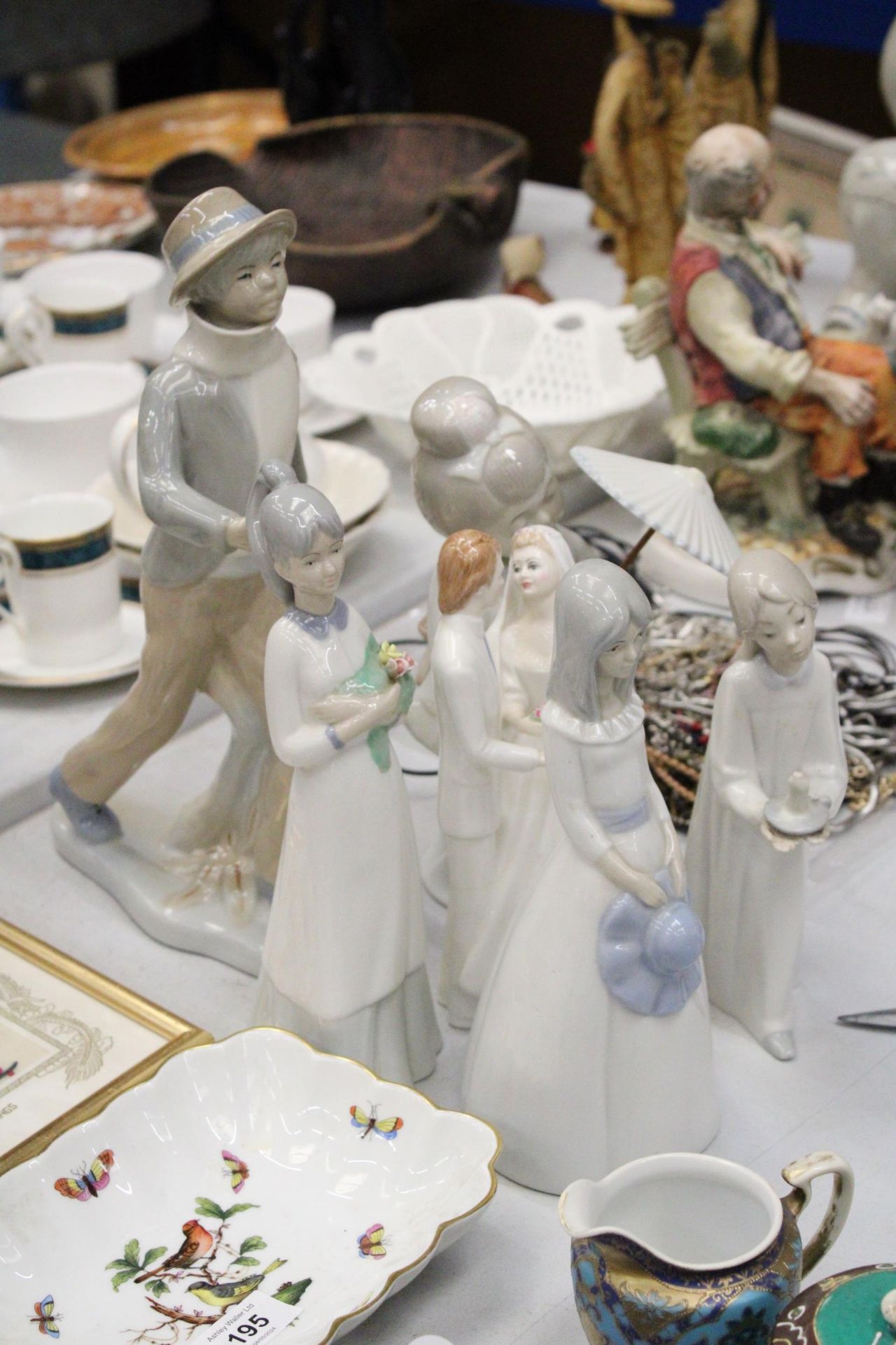 A COLLECTION OF SIX LLADRO STYLE FIGURES TO INCLUDE A ROYAL DOULTON - Image 6 of 6