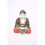 A VINTAGE JAPANESE MORIAGE SITTING BUDDHA HAND PAINTED CERAMIC SLIPWARE - SIGNED - APPROX 9 CM