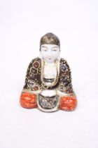 A VINTAGE JAPANESE MORIAGE SITTING BUDDHA HAND PAINTED CERAMIC SLIPWARE - SIGNED - APPROX 9 CM