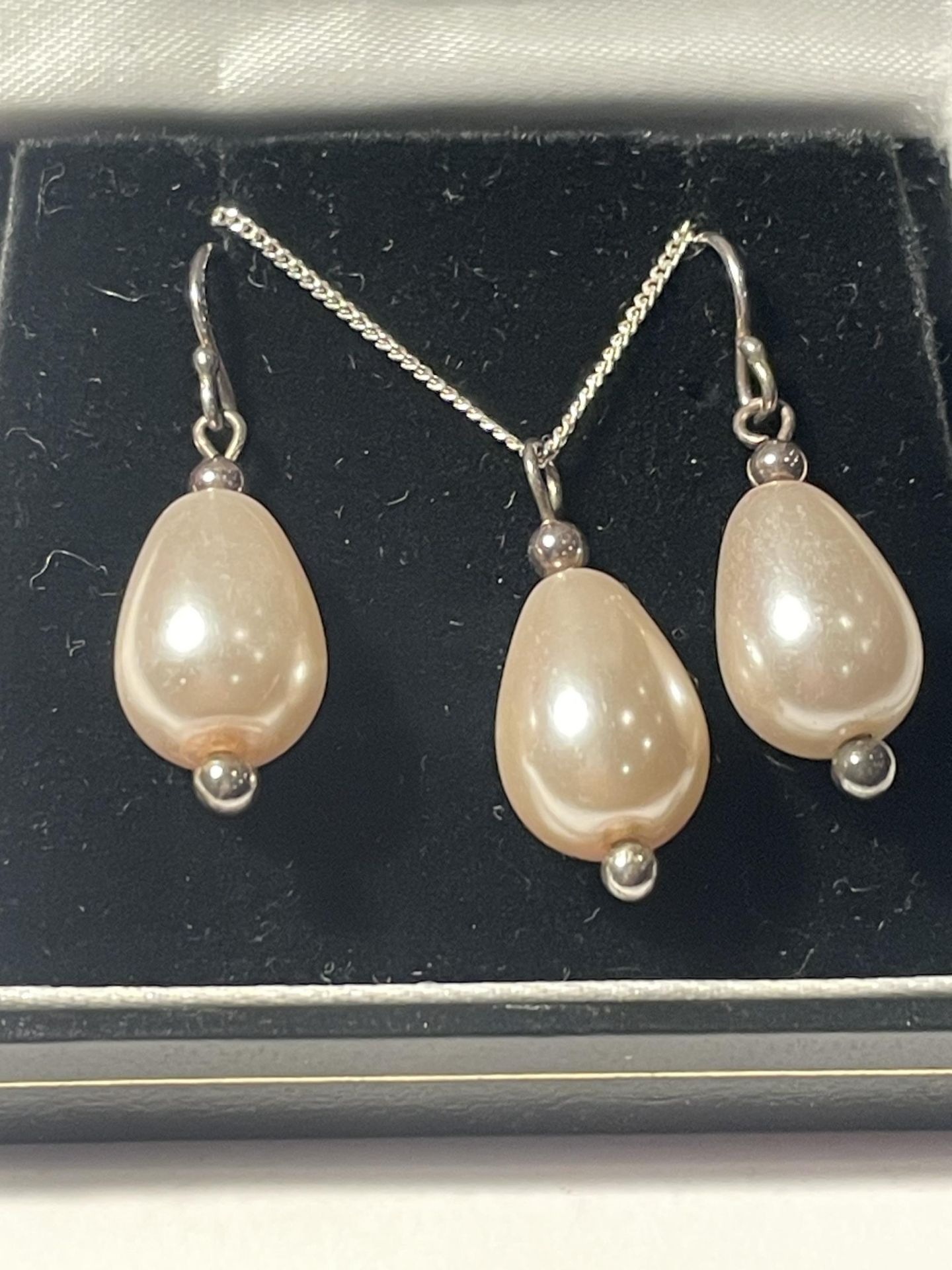 A SILVER WITH PEARL NECKLACE AND EARRING SET IN A PRESENTATION BOX - Image 2 of 2