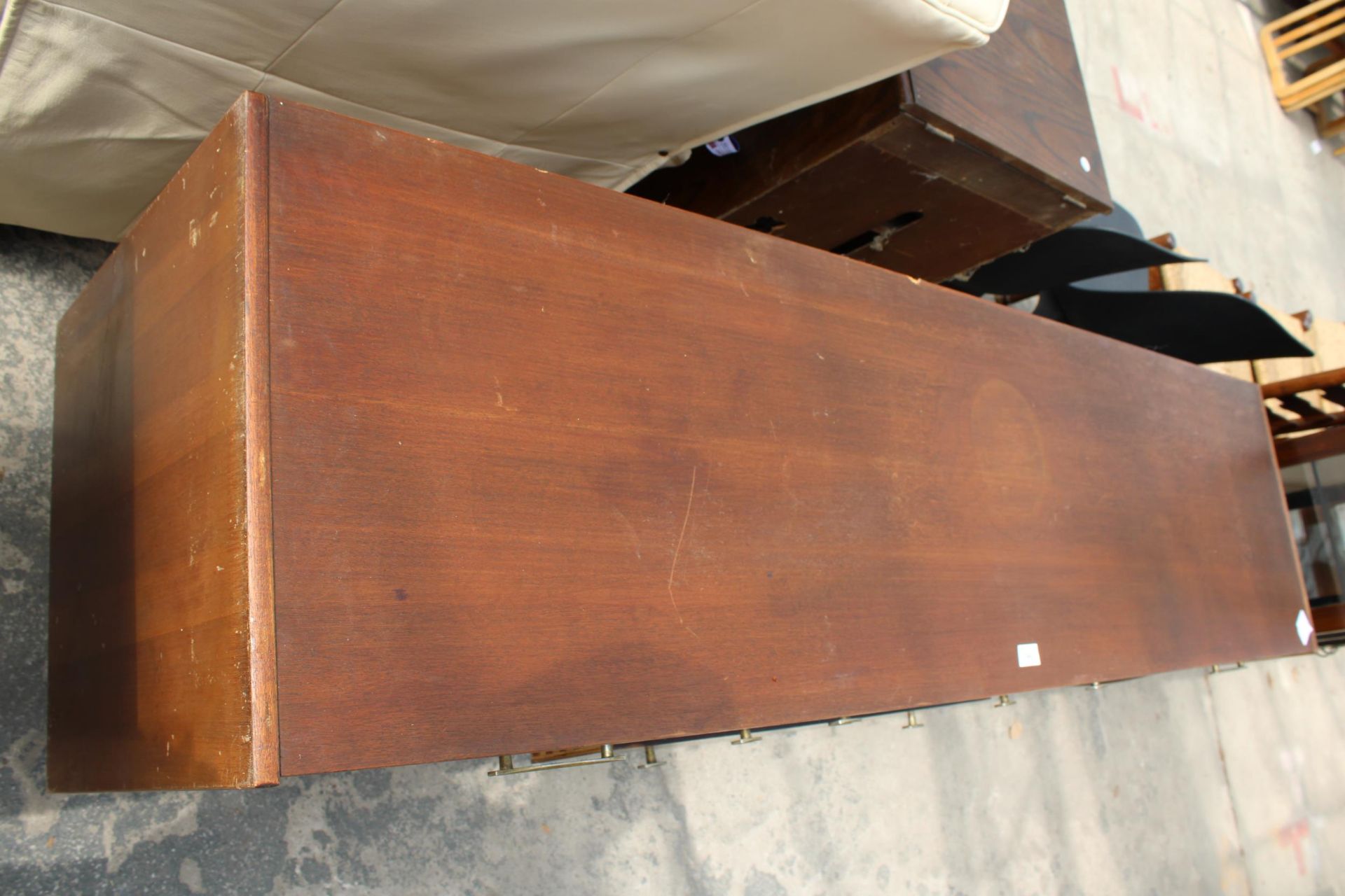 A RETRO TEAK SIDEBOARD ENCLOSING THREE DRAWERS AND TWO DROP-DOWN CUPBOARDS, 65" WIDE - Bild 4 aus 4