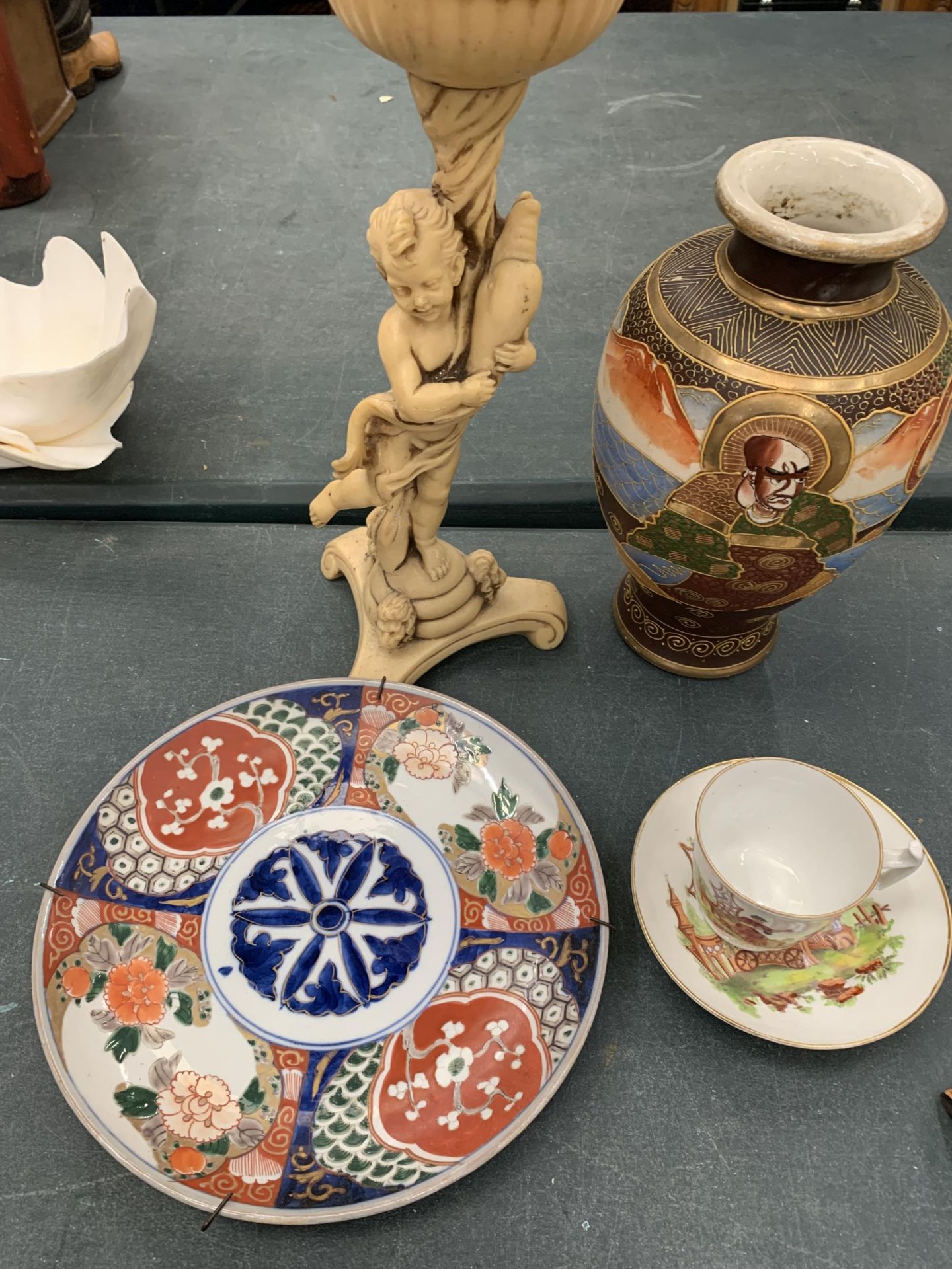 A COLLECTION OF ORIENTAL ITEMS TO INCLUDE A VASE, BOWLS AND PLATES, CUPS AND SAUCERS, A METAL - Image 3 of 5