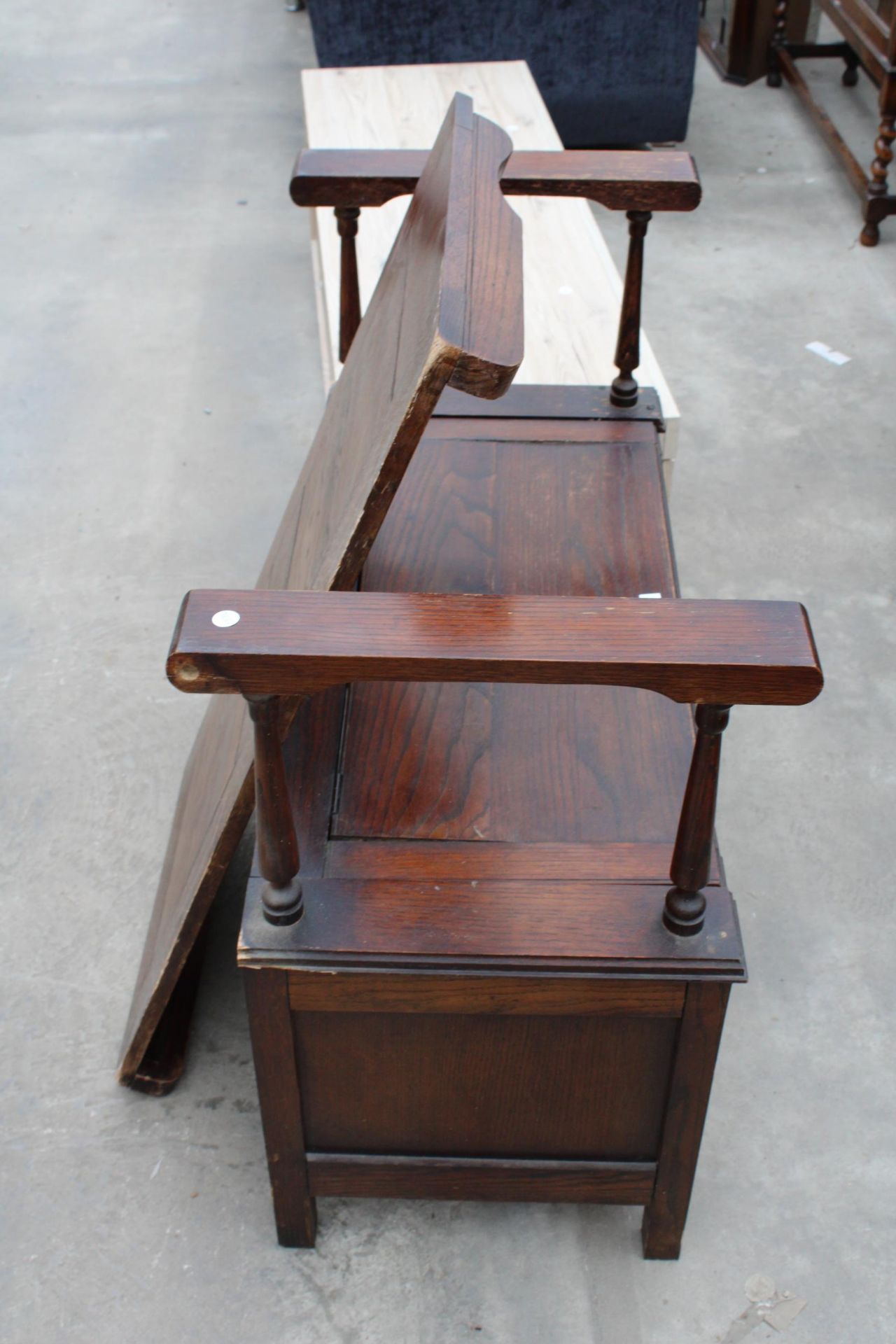 A MID 20TH CENTURY OAK MONKS BENCH - Image 3 of 3