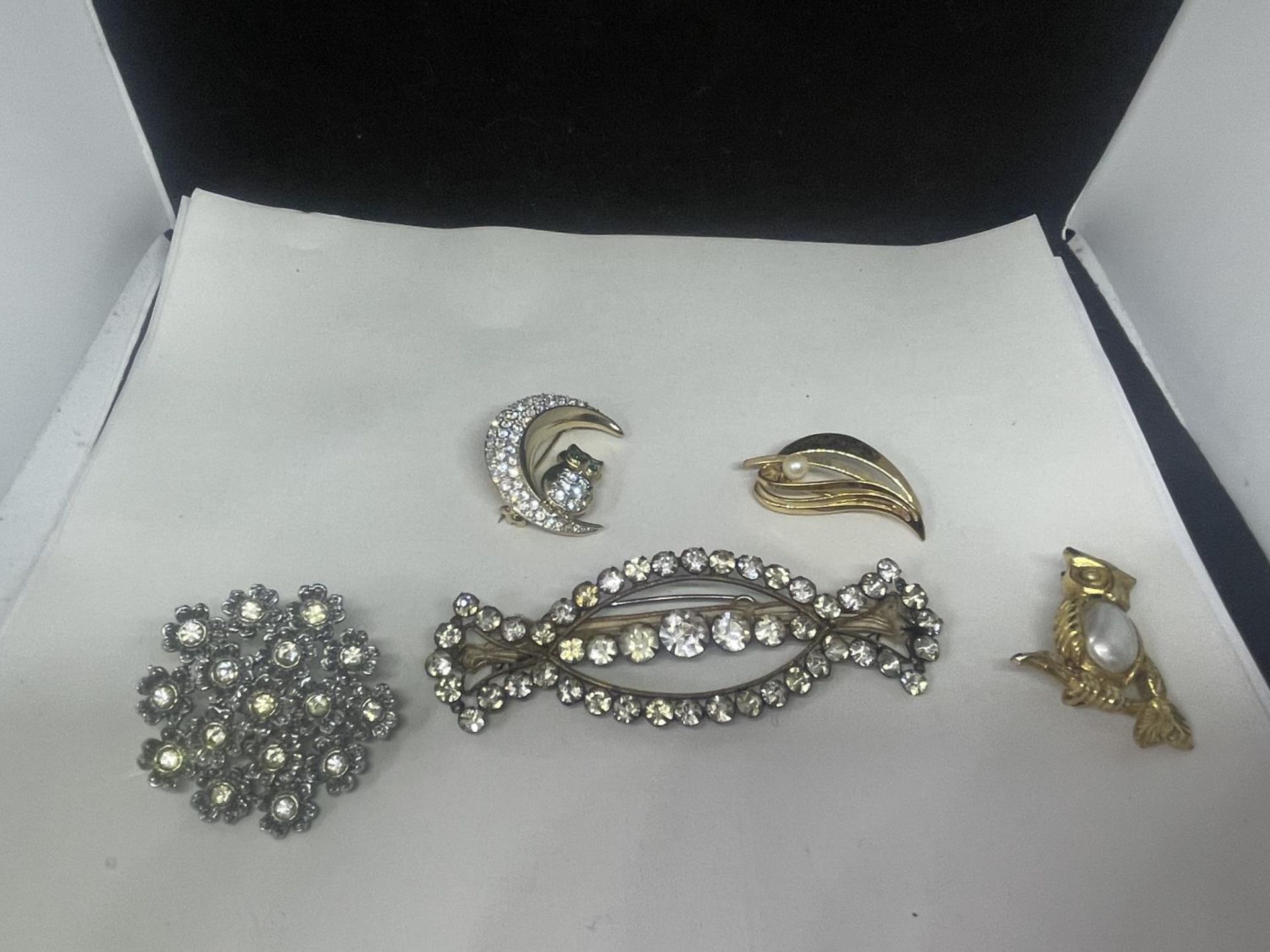 A QUANTITY OF COSTUME JEWELLERY BROOCHES - Image 2 of 3