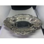 A DECORATIVE HALLMARKED SHEFFIELD SILVER DISH GROSS WEIGHT 124 GRAMS