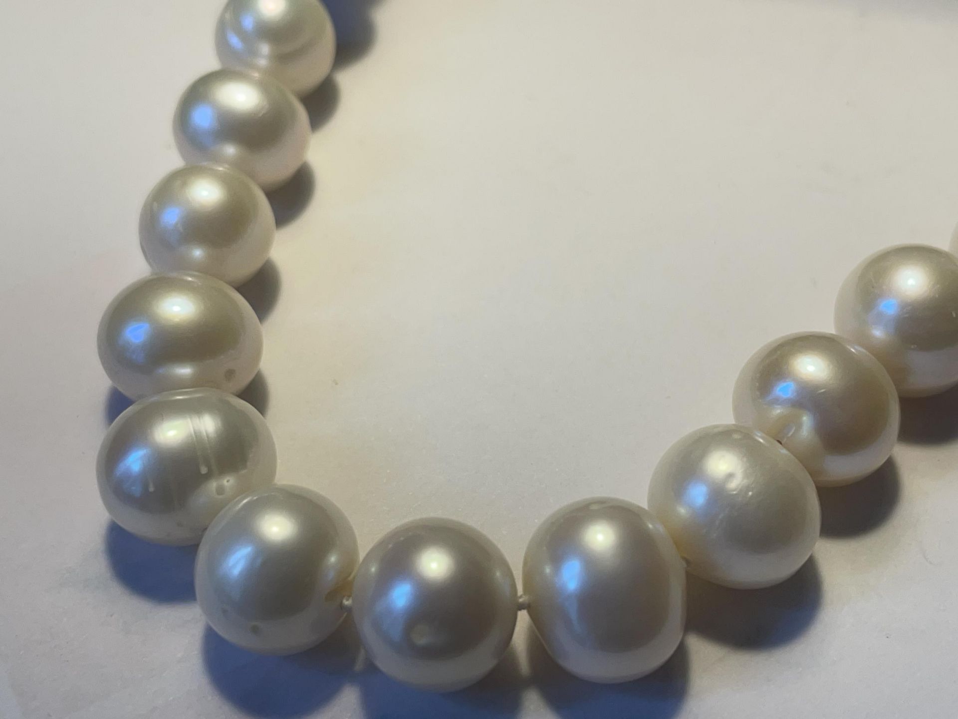 A STRING OF JIEBEI CULTURED PEARLS IN A PRESENTATION BOX - Image 2 of 5