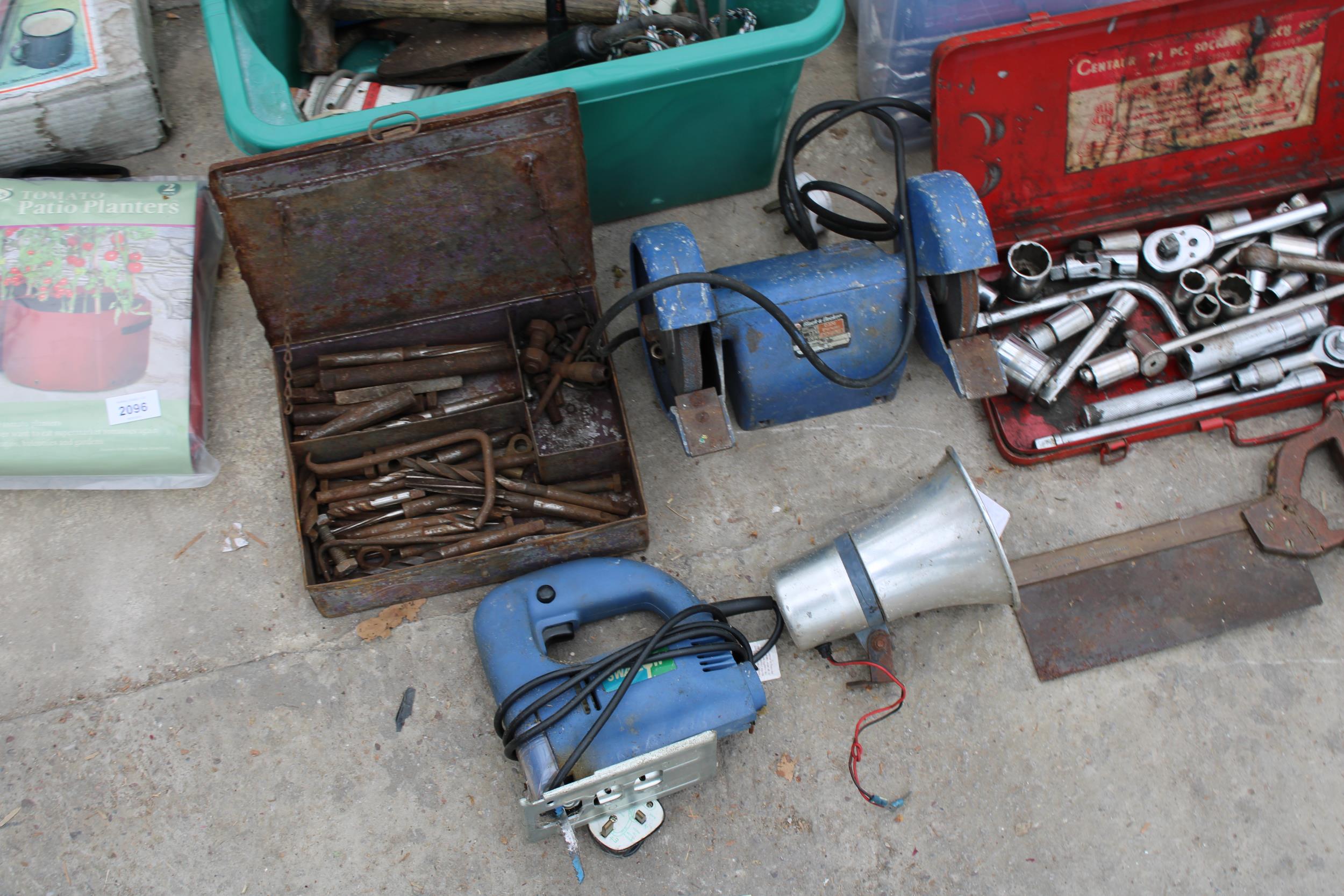 AN ASSORTMENT OF TOOLS TO INCLUDE A BENCH GRINDER, A JIGSAW, SOCKET SET AND WOOD PLANES ETC - Bild 2 aus 5