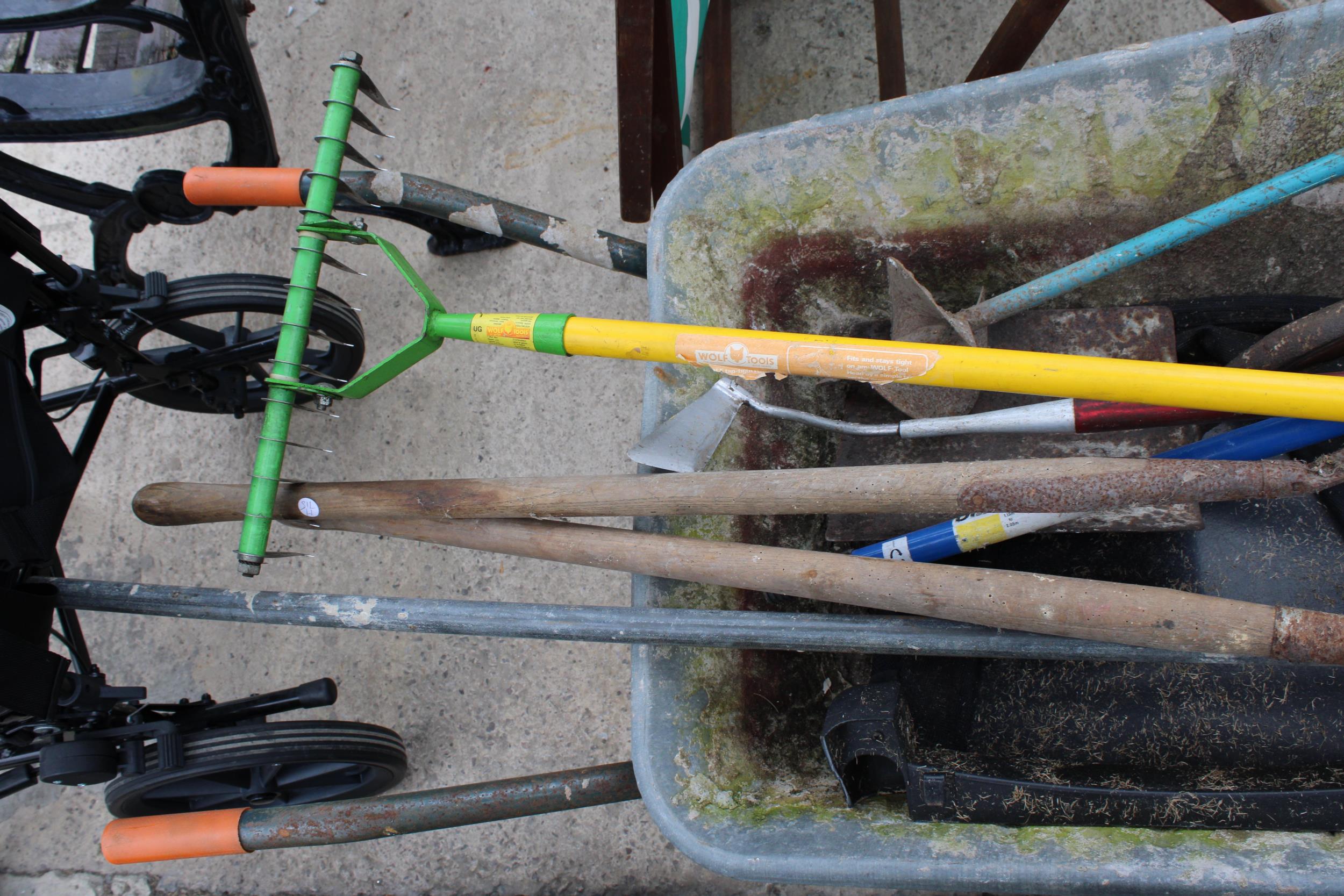 A METAL WHEEL BARROW AND AN ASSORTMENT OF GARDEN TOOLS TO INCLUDE RAKES AND SCYTHES ETC - Image 3 of 3