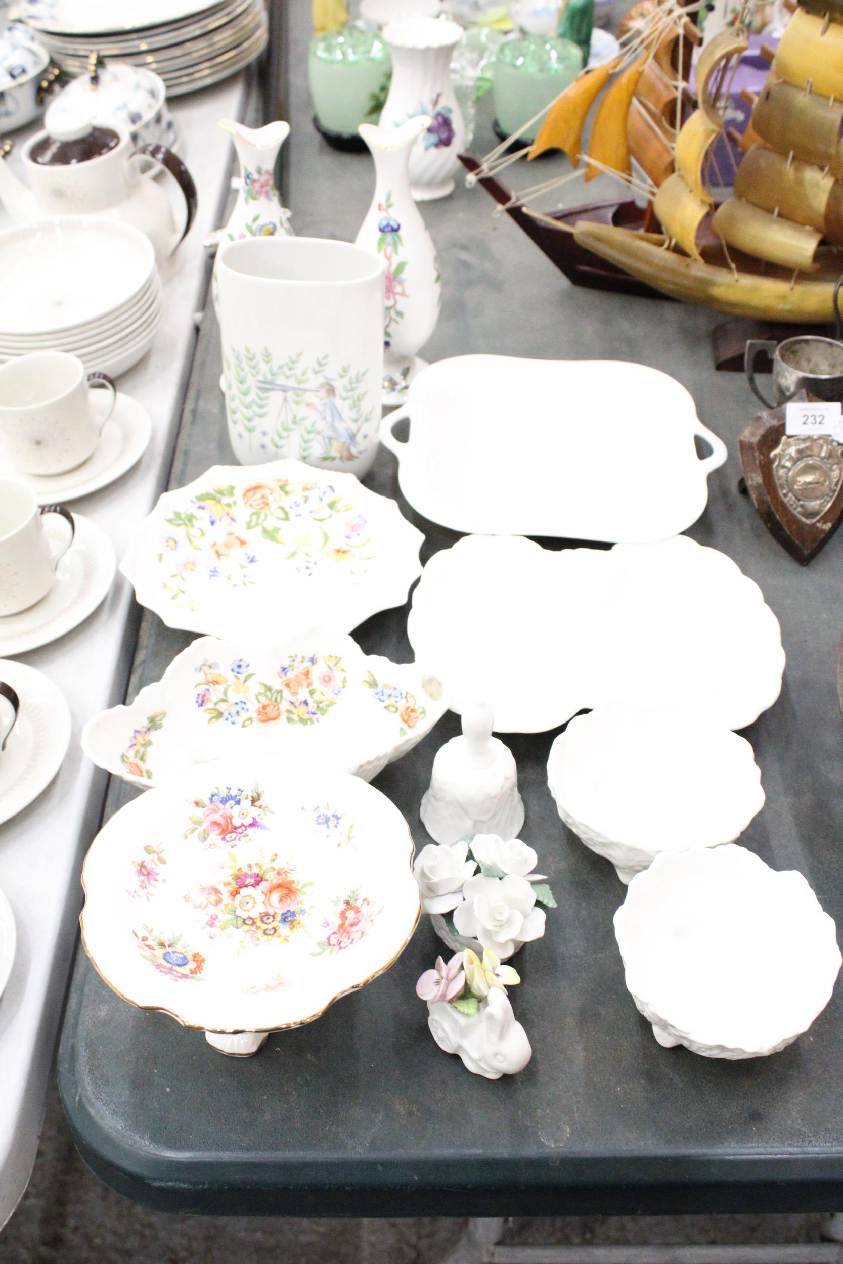 A QUANTITY OF AYNSLEY WARE TO INCLUDE A FOOTED SCALLOPED DISH AND A PAIR OF VASES ETC PLUS A