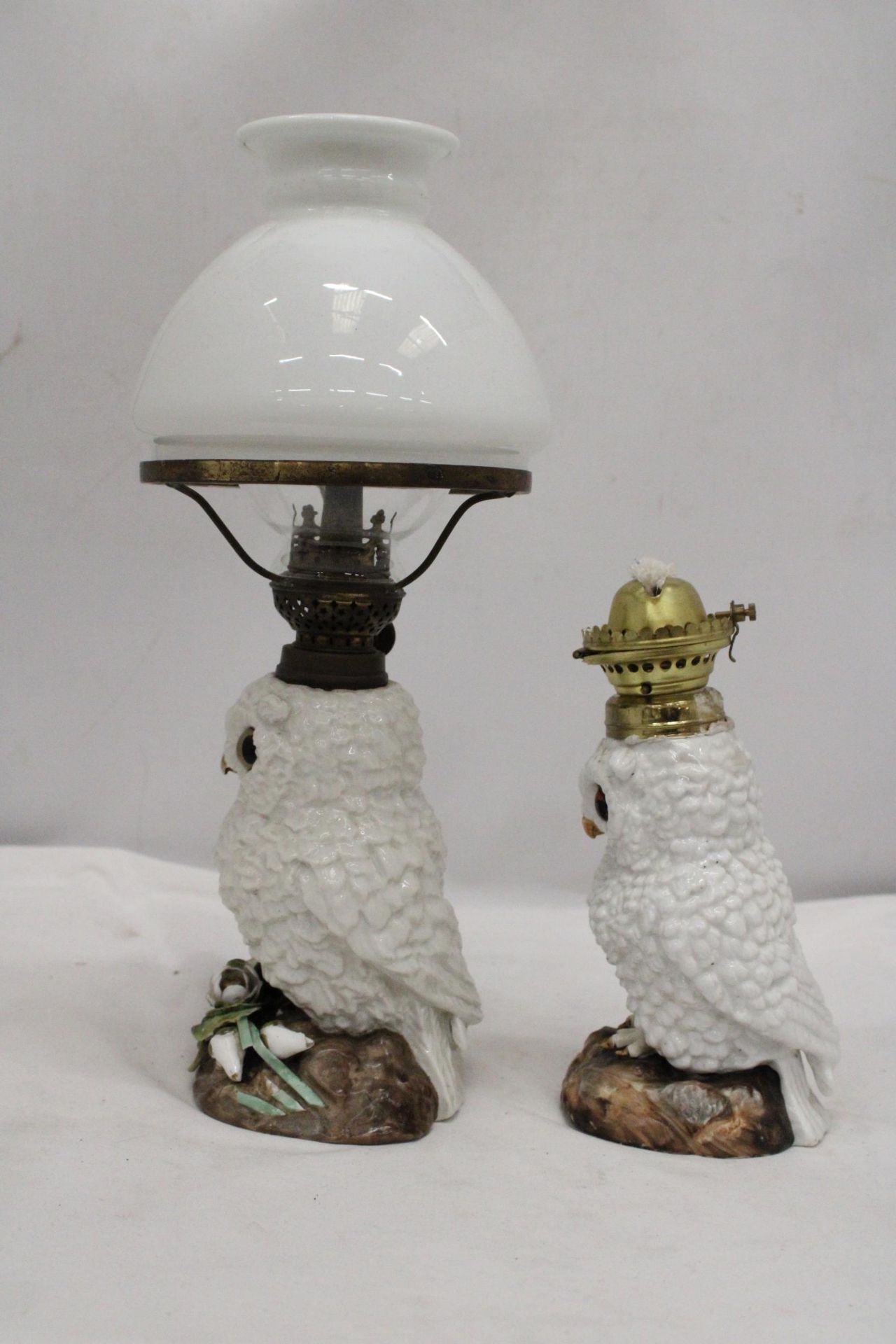 TWO VINTAGE OIL LAMPS WITH OWL BASES, ONE MISSING THE SHADE, HEIGHT 35CM - Image 7 of 7