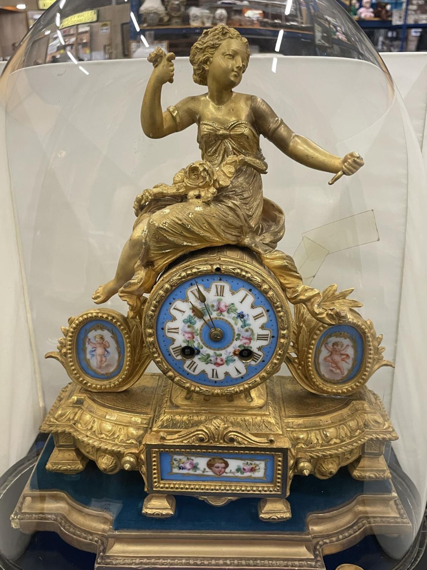 A VINTAGE FRENCH ORMOLU CLOCK WITH DECORATIVE ENAMEL FACE AND PANELS IN A GLASS DOME (A/F) - Image 4 of 10