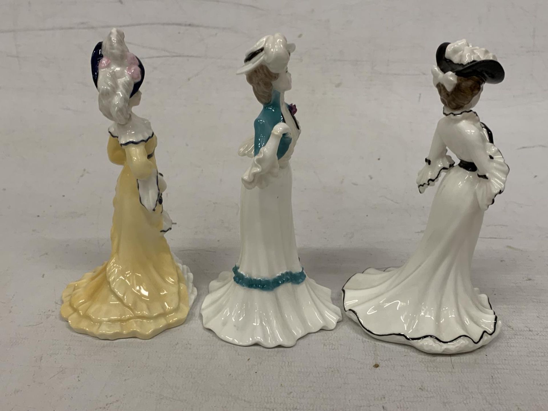 THREE COALPORT FIGURINES "LADY SARAH" "LADY ELIZA" AND "LADY FRANCES" - Bild 2 aus 4