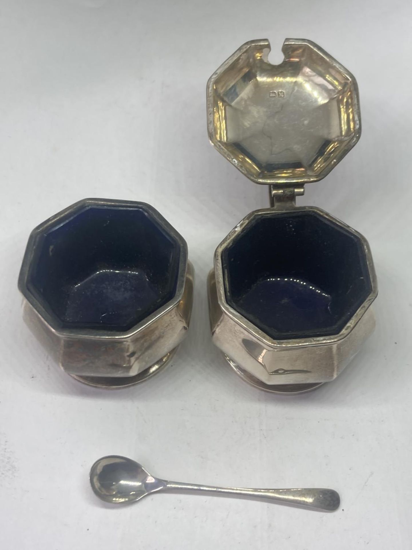 THREE HALLMARKED BIRMINGHAM SILVER ITEMS TO INCLUDE TWO CRUETS WITH BLUE GLASS LINERS AND A SPOON - Image 4 of 8