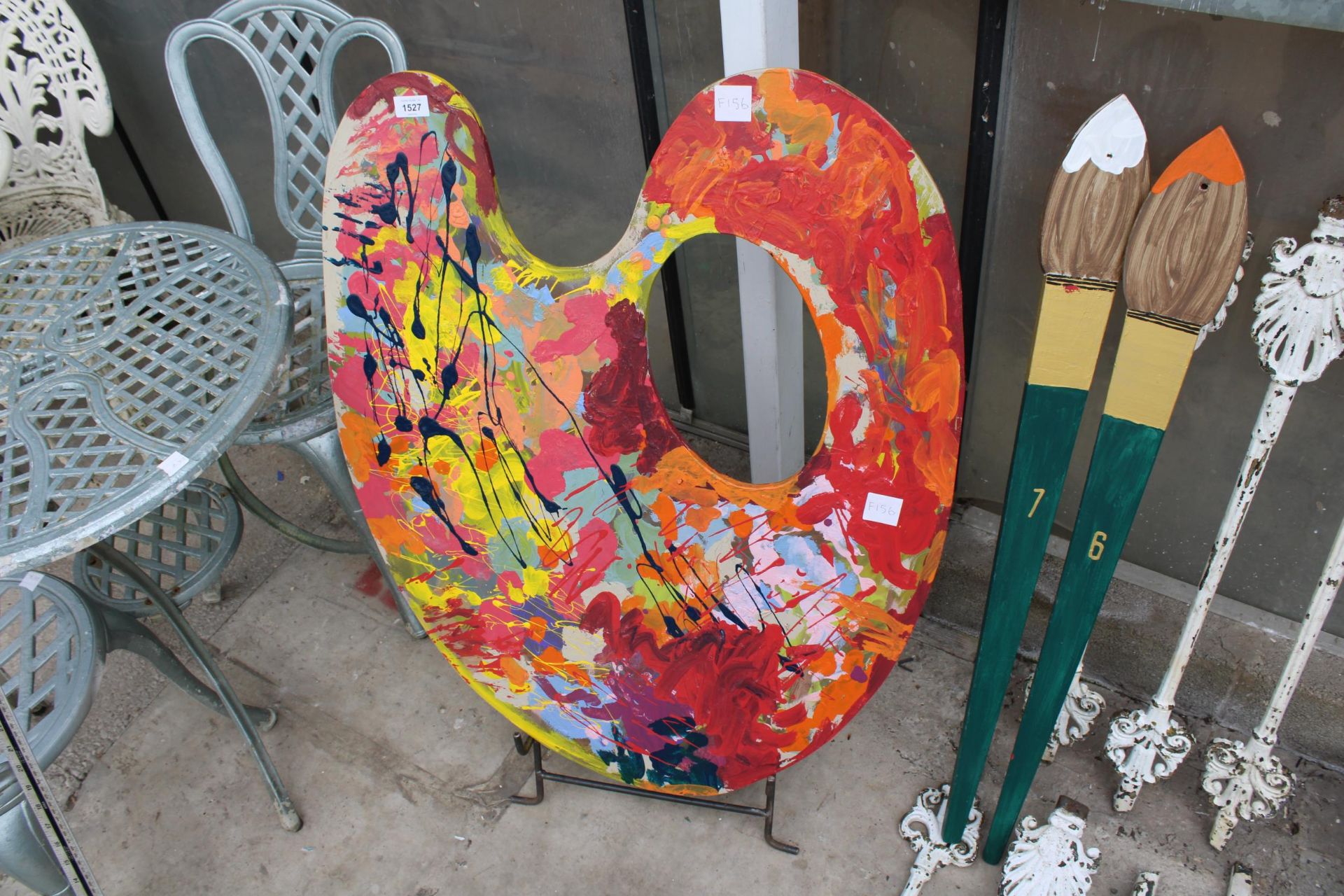 A LARGE WOODEN ARTIST PALLET AND TWO PAINT BRUSHES - Image 2 of 3