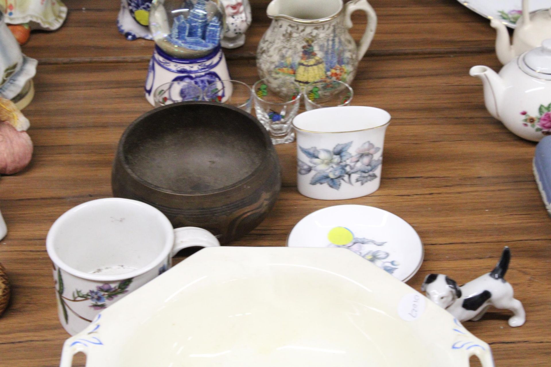 A QUANTITY OF VINTAGE CERAMICS TO INCLUDE A NEWHALL BOWL, A ROYAL WORCESTER PIN TRAY AND POT, A TOBY - Image 4 of 4
