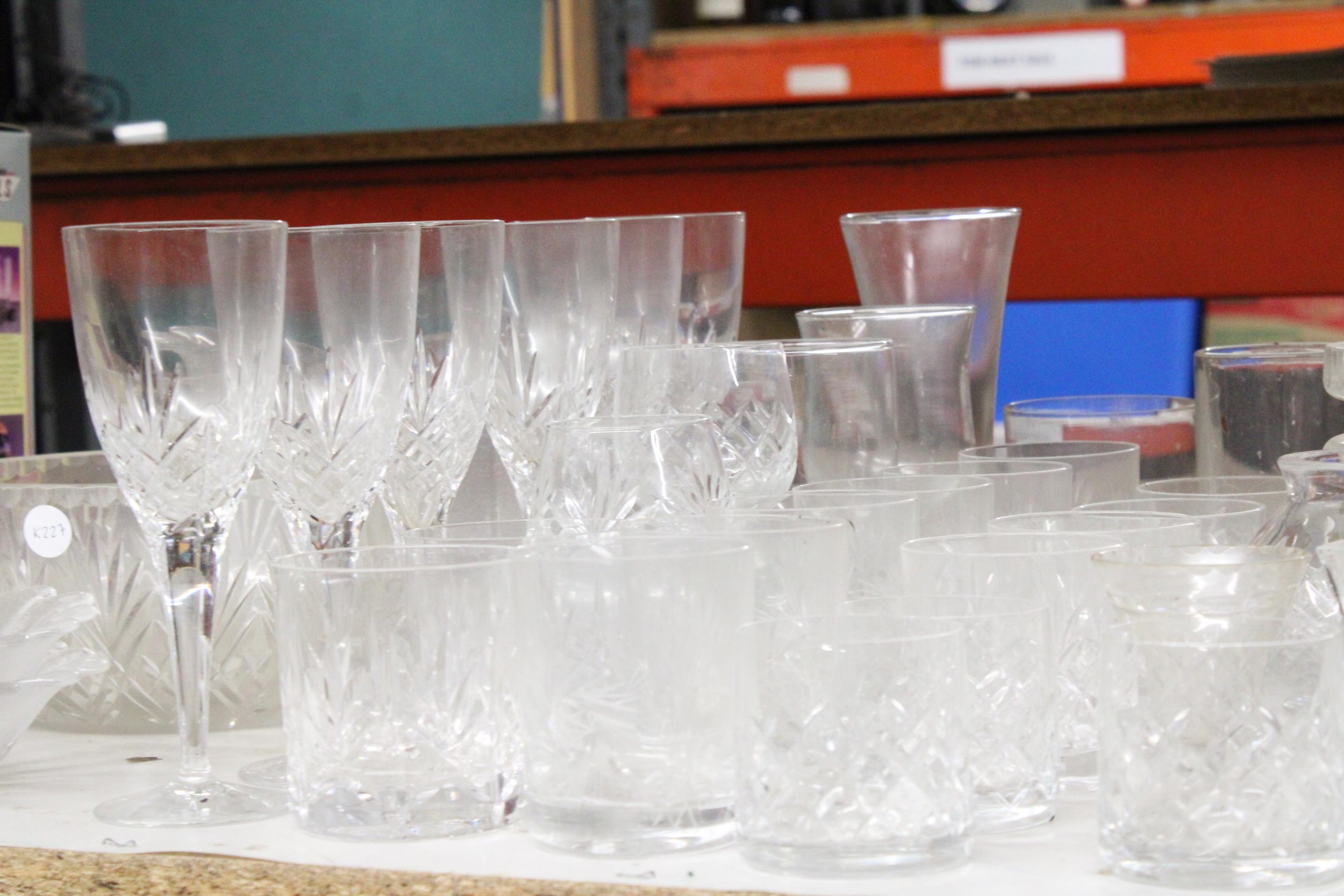 A LARGE QUANTITY OF GLASSWARE TO INCLUDE BOWLS, JUGS, PAPERWEIGHTS, WINE GLASSES, TUMBLERS, ETC - Image 3 of 4