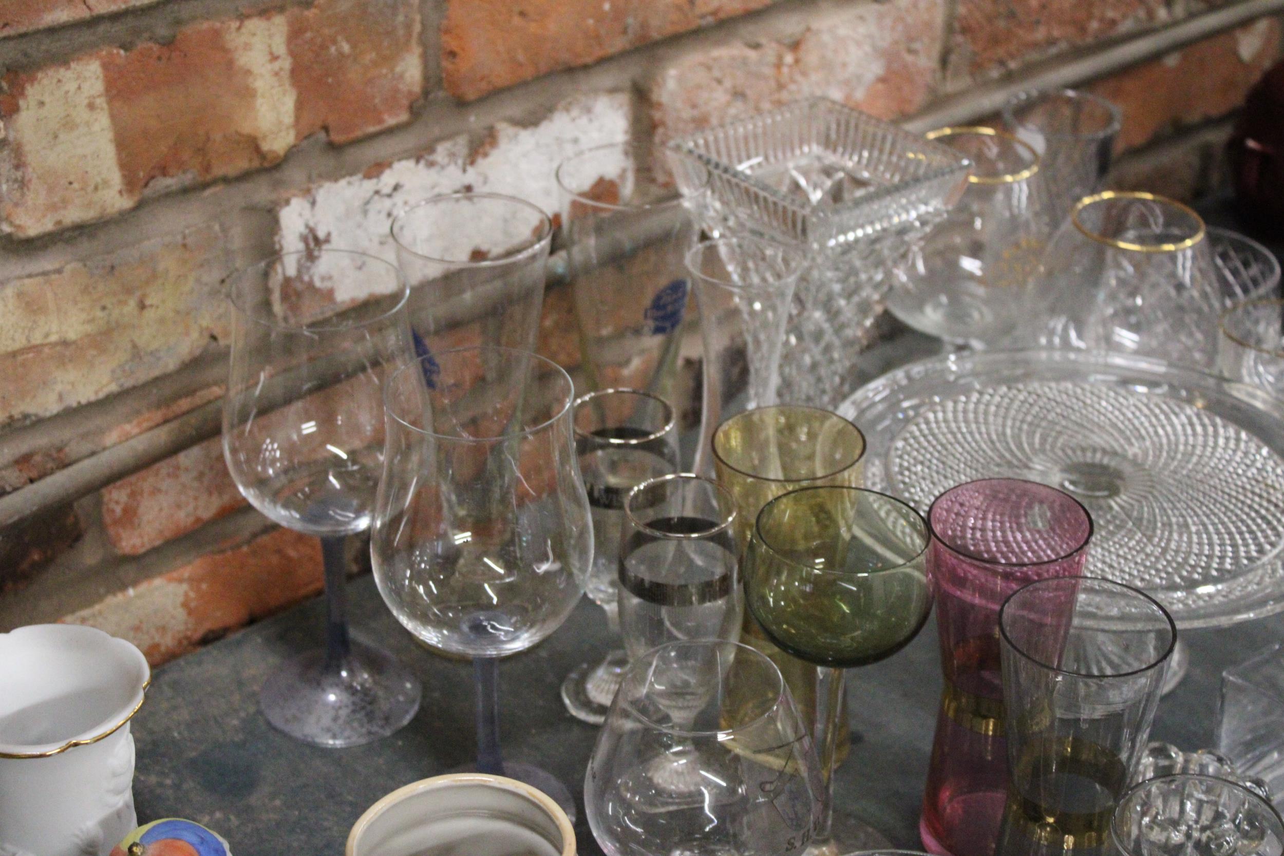 A LARGE COLLECTION OF GLASSWARE TO INCLUDE CRYSTAL BRANDY BALLOONS, FOOTED CAKE STAND, VASE, ROSE - Image 5 of 6
