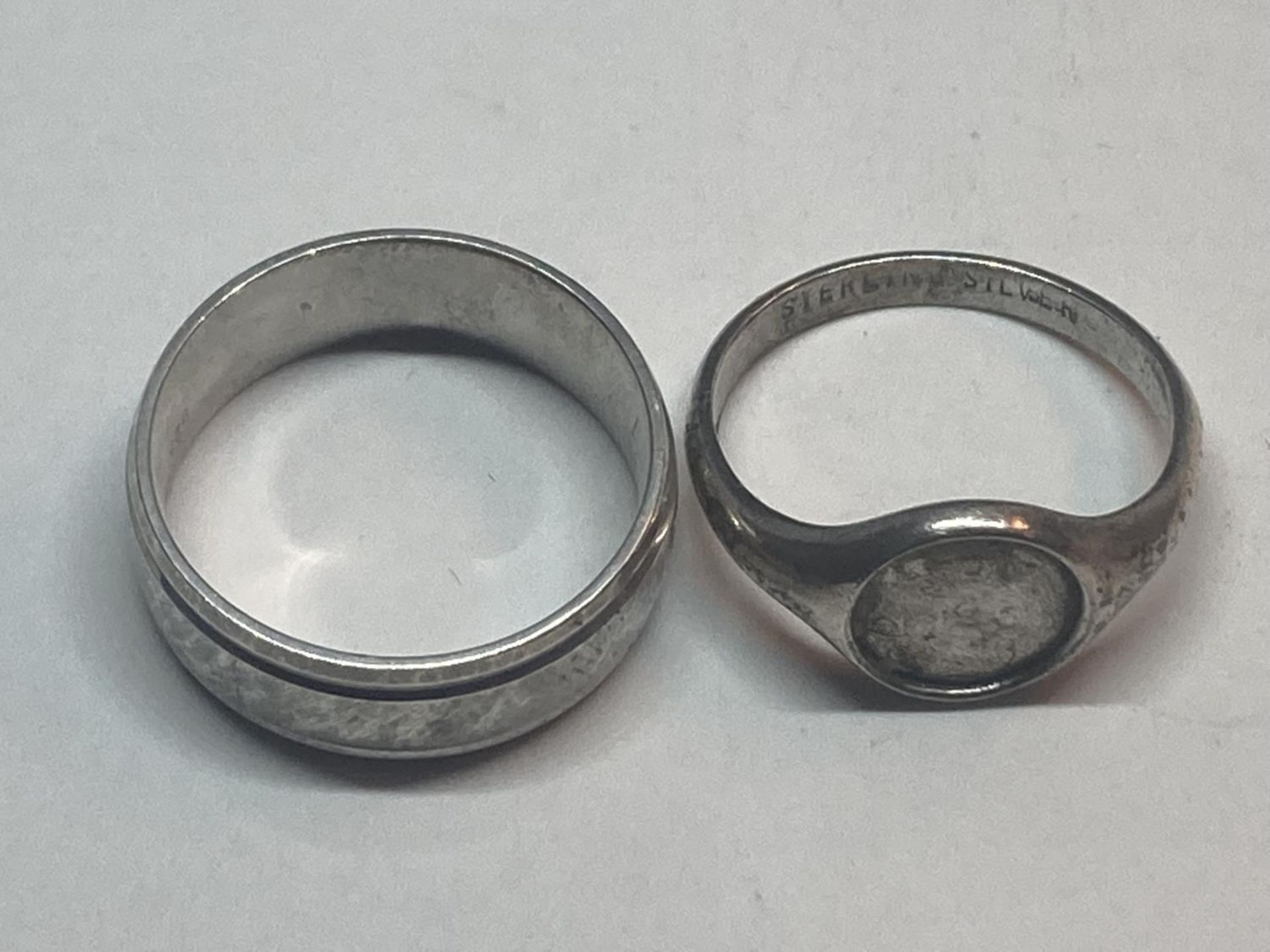 FOUR VARIOUS SILVER RINGS - Image 6 of 6