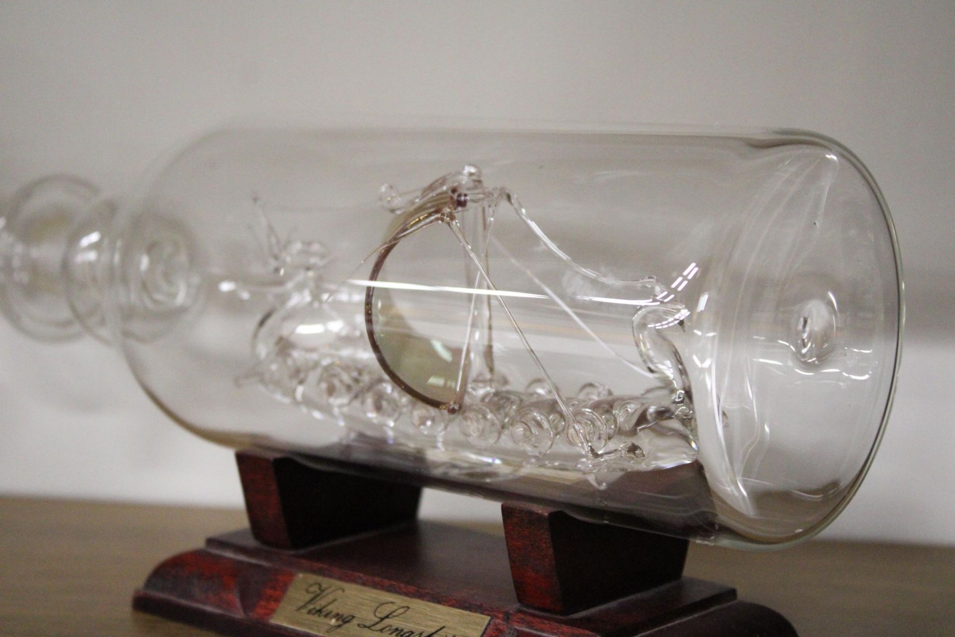 A GLASS MODEL OF A VIKING LONGSHIP IN A BOTTLE - Image 4 of 5