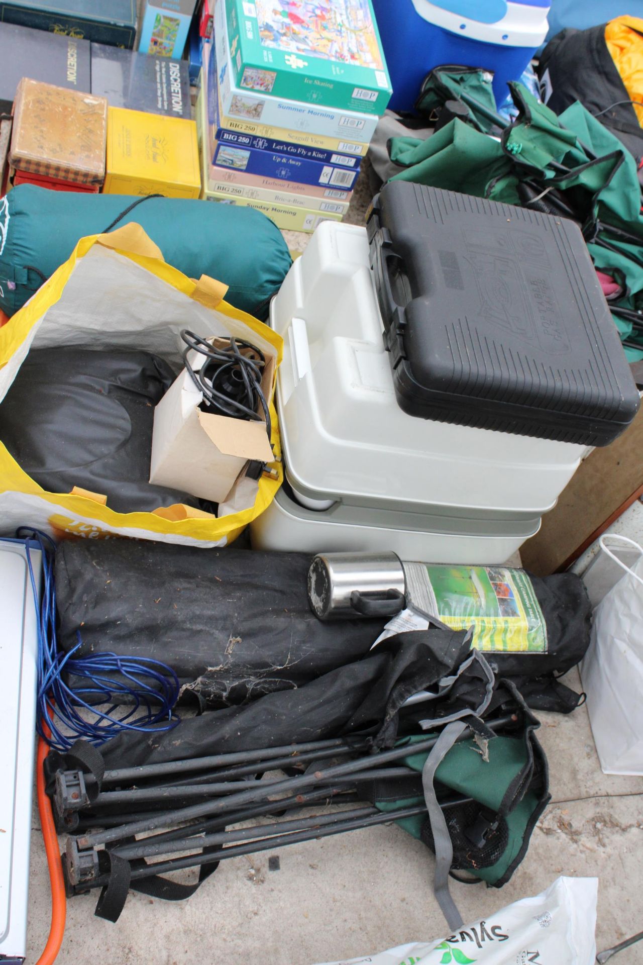 A LARGE ASSORTMENT OF CAMPING ITEMS TO INCLUDE A GAS STOVE, FOLDING CHAIRS AND AN AIR BED ETC - Image 3 of 5