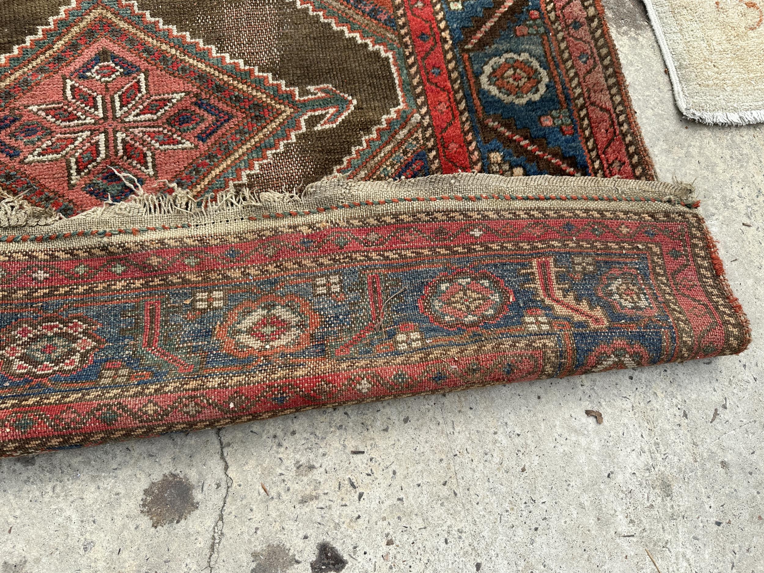 A VINTAGE RED PATTERNED FRINGED RUG - Image 3 of 3