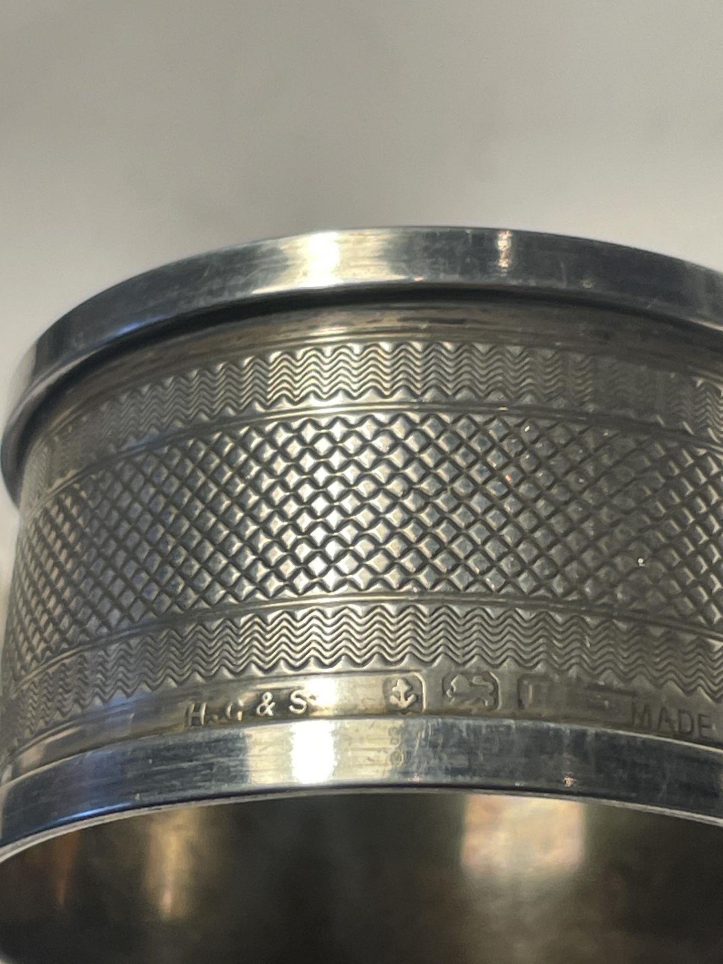 TWO HALLMARKED BIRMINGHAM SILVER ITEMS TO INCLUDE AN ENGRAVED NAPKIN RING AND AN ENGRAVED CUP - Image 4 of 4