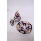 A COLLECTION OF JAPANESE IMARI TO INCLUDE A TEMPLE JAR, SMALL VASE, SMALL AND MEDIUM SIZE PLATE