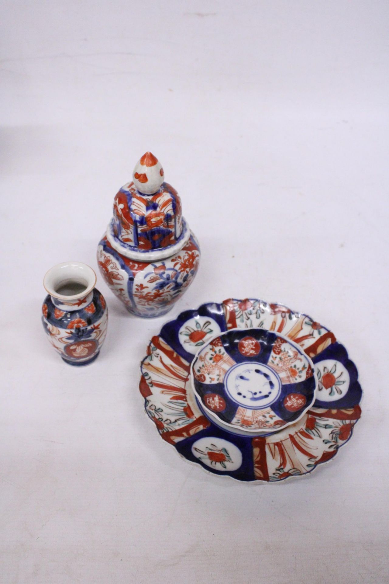 A COLLECTION OF JAPANESE IMARI TO INCLUDE A TEMPLE JAR, SMALL VASE, SMALL AND MEDIUM SIZE PLATE