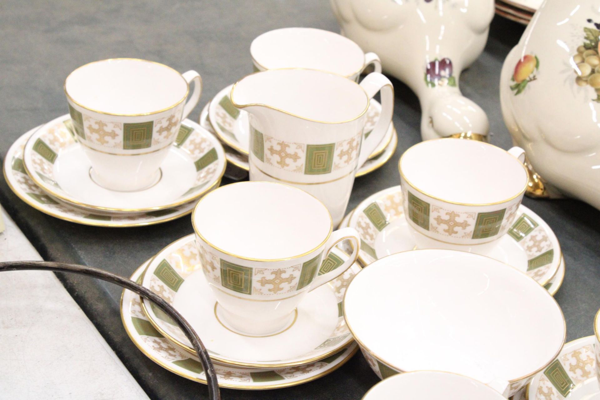 A VINTAGE SPODE, 'PERSIA' TEASET, TO INCLUDE, A CREAM JUG, SUGAR BOWL, CUPS, SAUCERS AND SIDE PLATES - Image 3 of 5