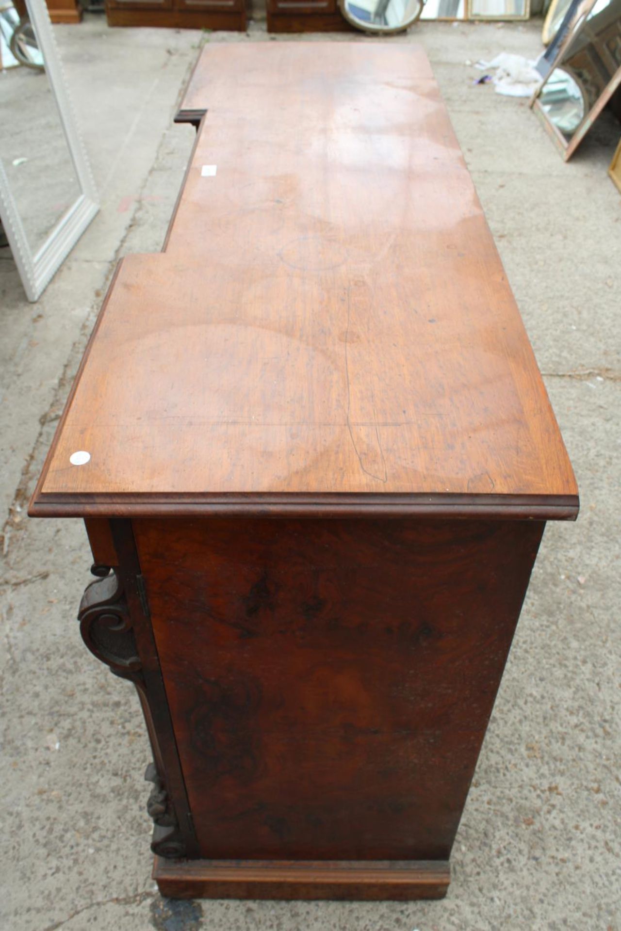 A VICTORIAN MAHOGANY AND WALNUT BREAKFRONT SIDEBOARD ENCLOSING TWO CUPBOARDS 59" WIDE - Image 3 of 7