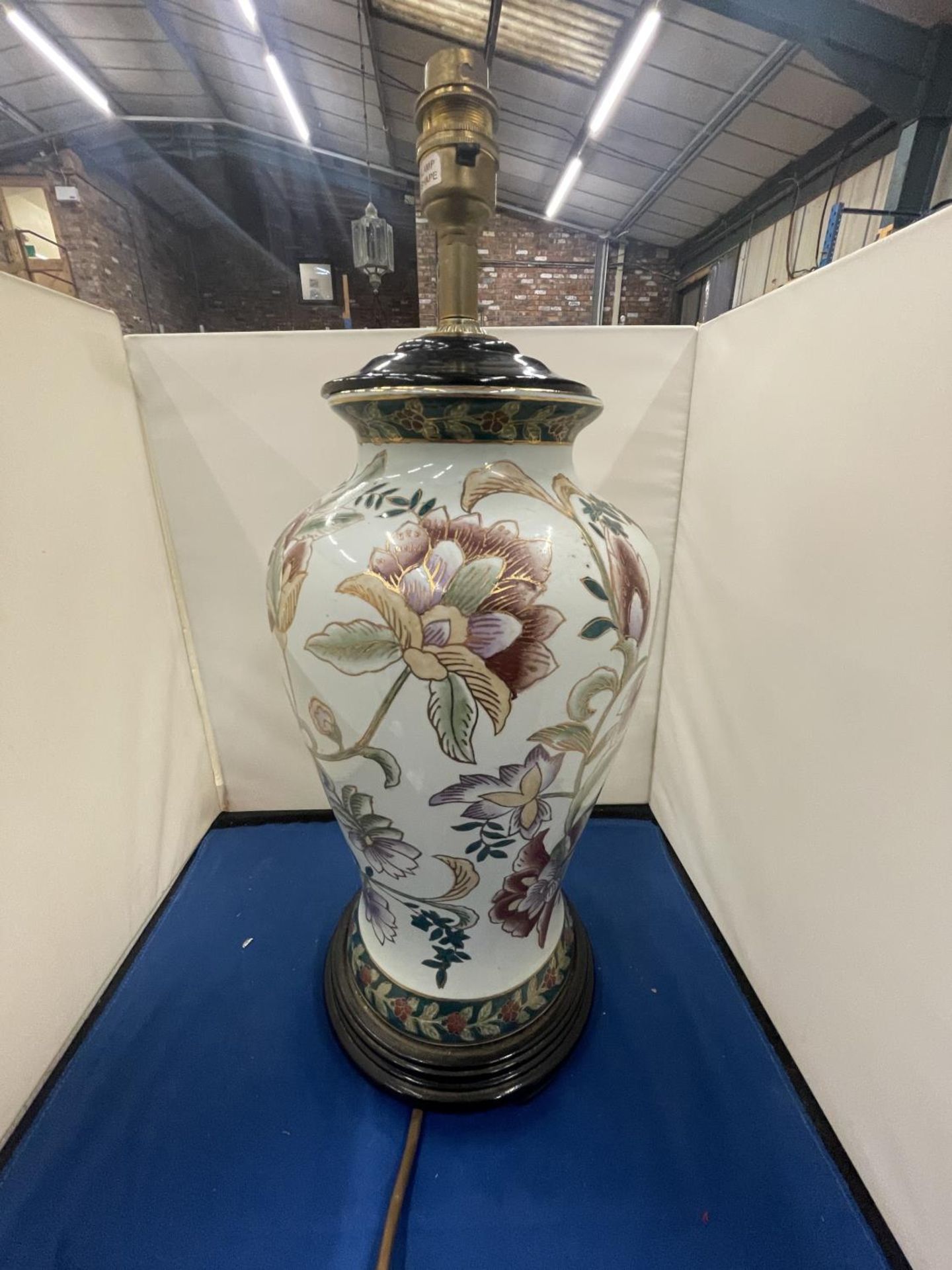 AN ORIENTAL STYLE CERAMIC TABLE LAMP ON A WOODEN BASE