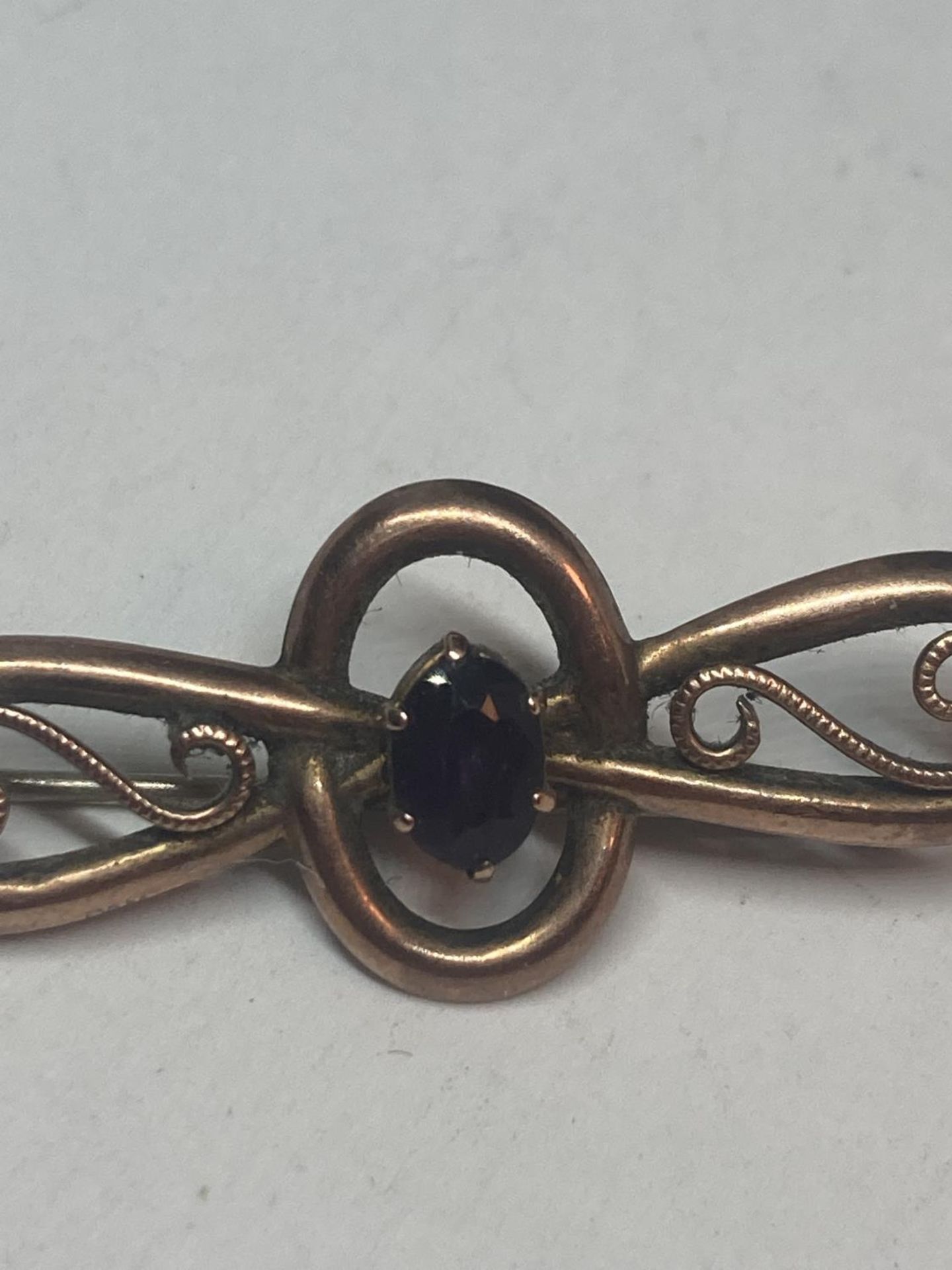 A 9 CARAT GOLD VINTAGE BROOCH WITH A SINGLE PURPLE STONE GROSS WEIGHT 2.05 GRAMS - Image 3 of 10