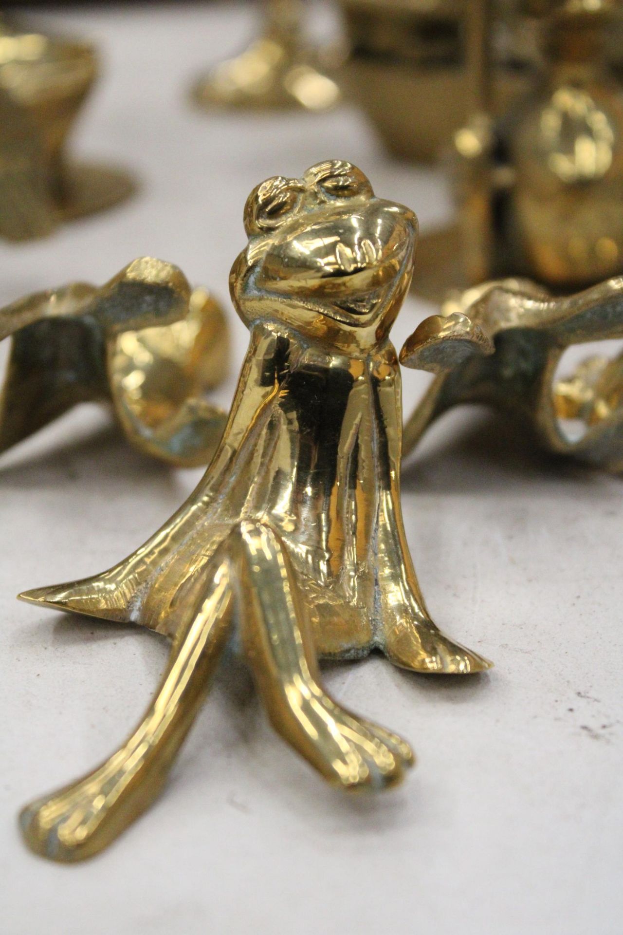 A MIXED LOT OF ANIMAL ORNAMENT BRASSWARE TO INCLUDE FROGS, DUCKS AND OWL - Image 6 of 7