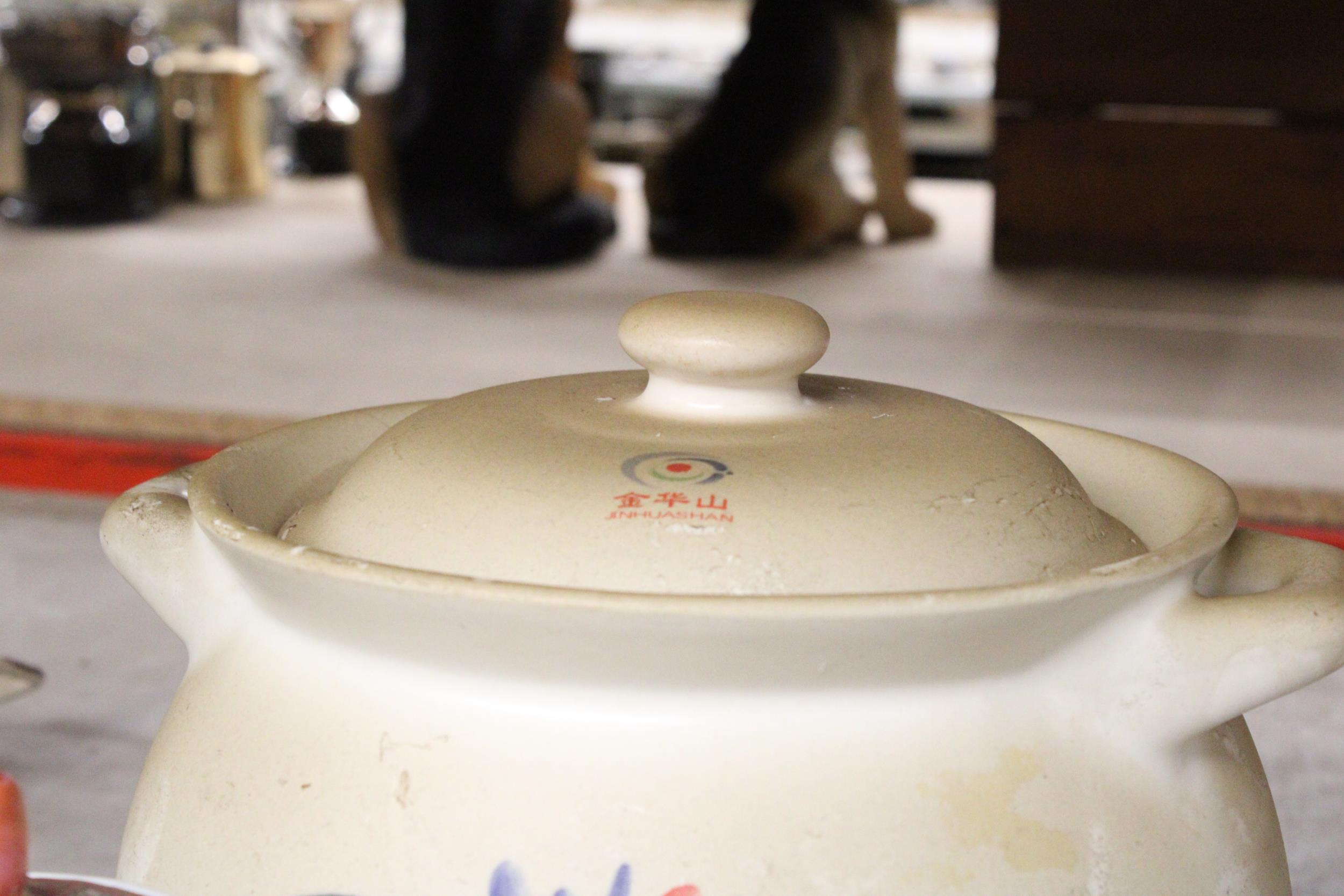 AN ORIENTAL TEAPOT AND TWO TEA CUPS, PLUS A LARGE LIDDED ORIENTAL POT - Image 5 of 5