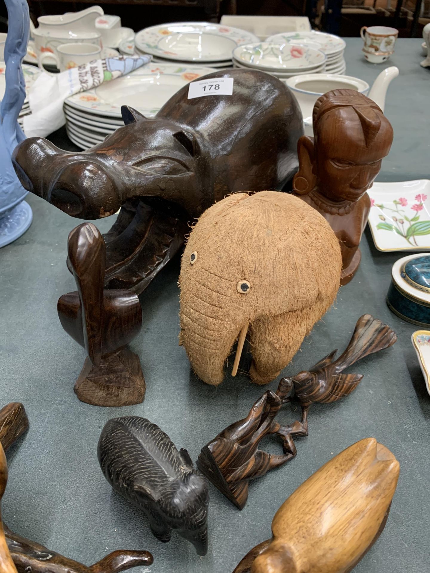 A QUANTITY OF CARVED TREEN ITEMS TO INCLUDE A LARGE HIPPOPOTAMUS, ELEPHANTS, BIRDS, ETC - Image 4 of 4