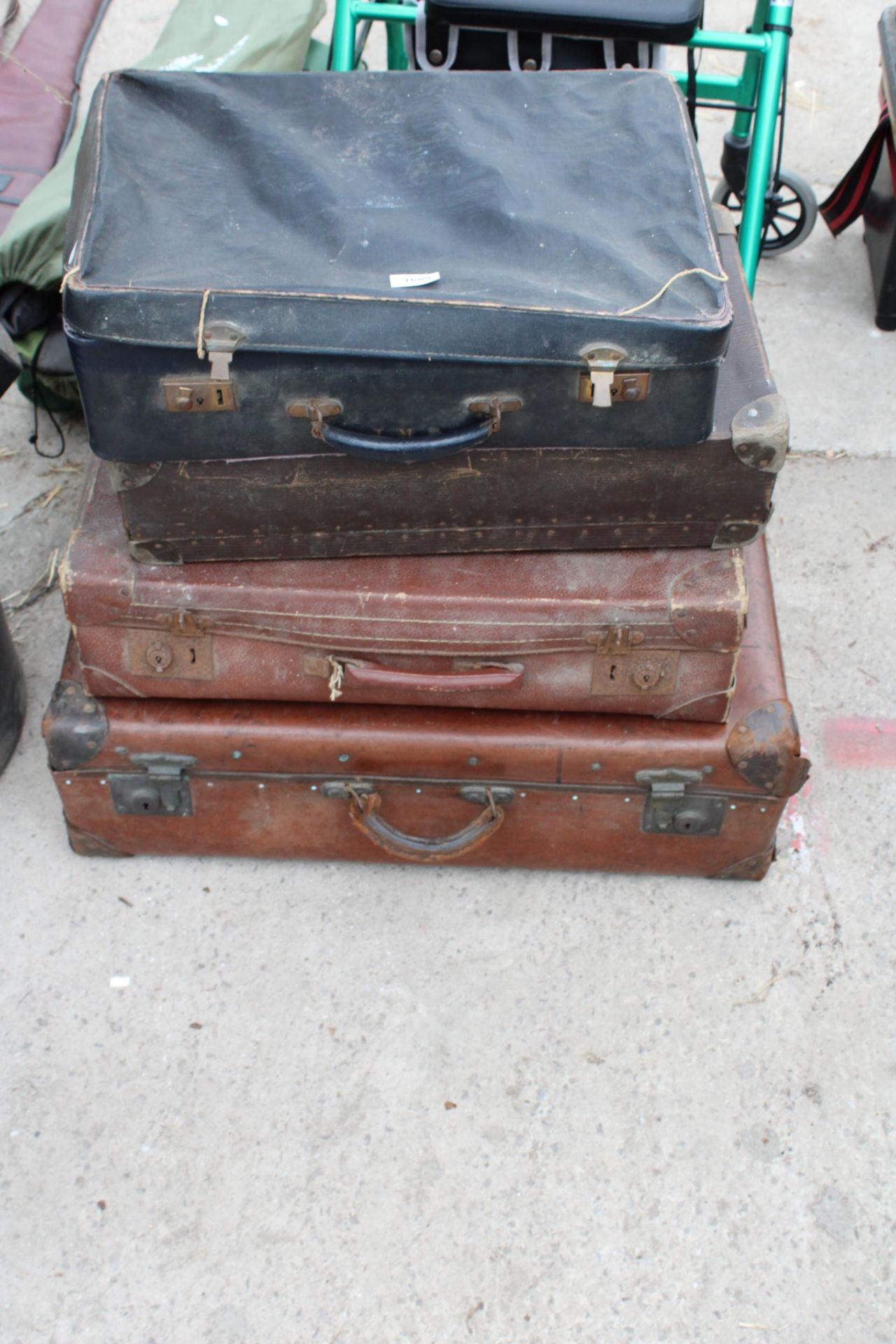 FOUR VARIOUS VINTAGE SUITCASES