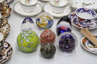 A COLLECTION OF SEVEN GLASS PAPERWEIGHTS TO INCLUDE SIGNED M'DINA AND CAITHNESS