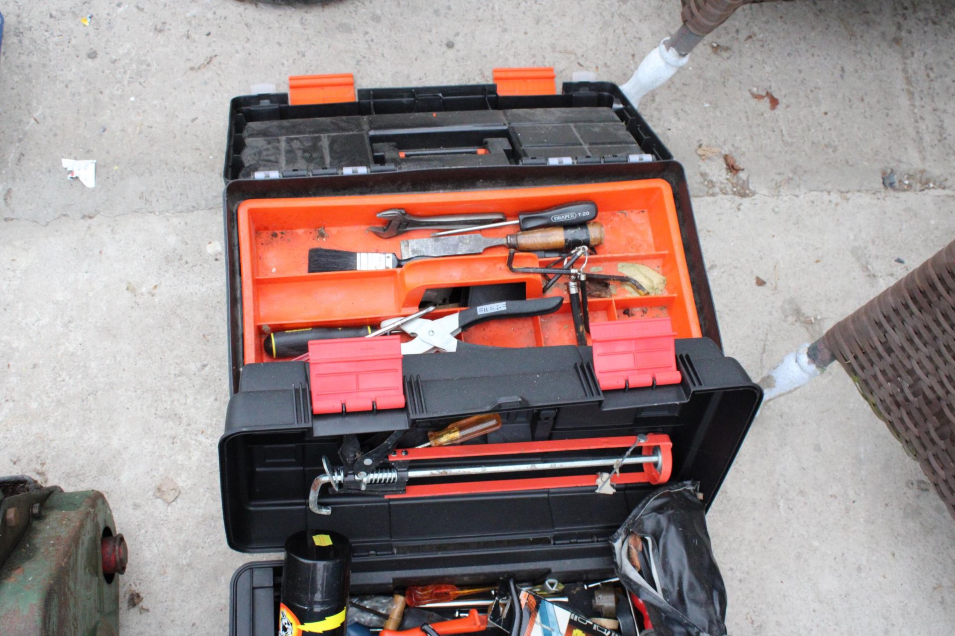FOUR VARIOUS TOOL BOXES WITH AN ASSORTMENT OF TOOLS TO INCLUDE SCREW DRIVERS, SPANNERS AND A WOOD - Image 2 of 5