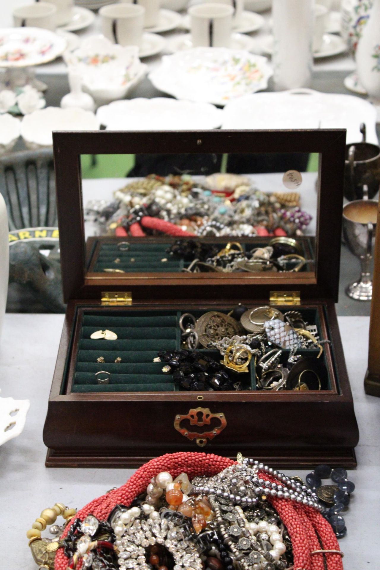 A LARGE MIXED LOT OF JEWELLERY TO INCLUDE EARINGS, BROOCHES, NECKLACES ETC PLUS A JEWELLERY BOX - Image 2 of 7