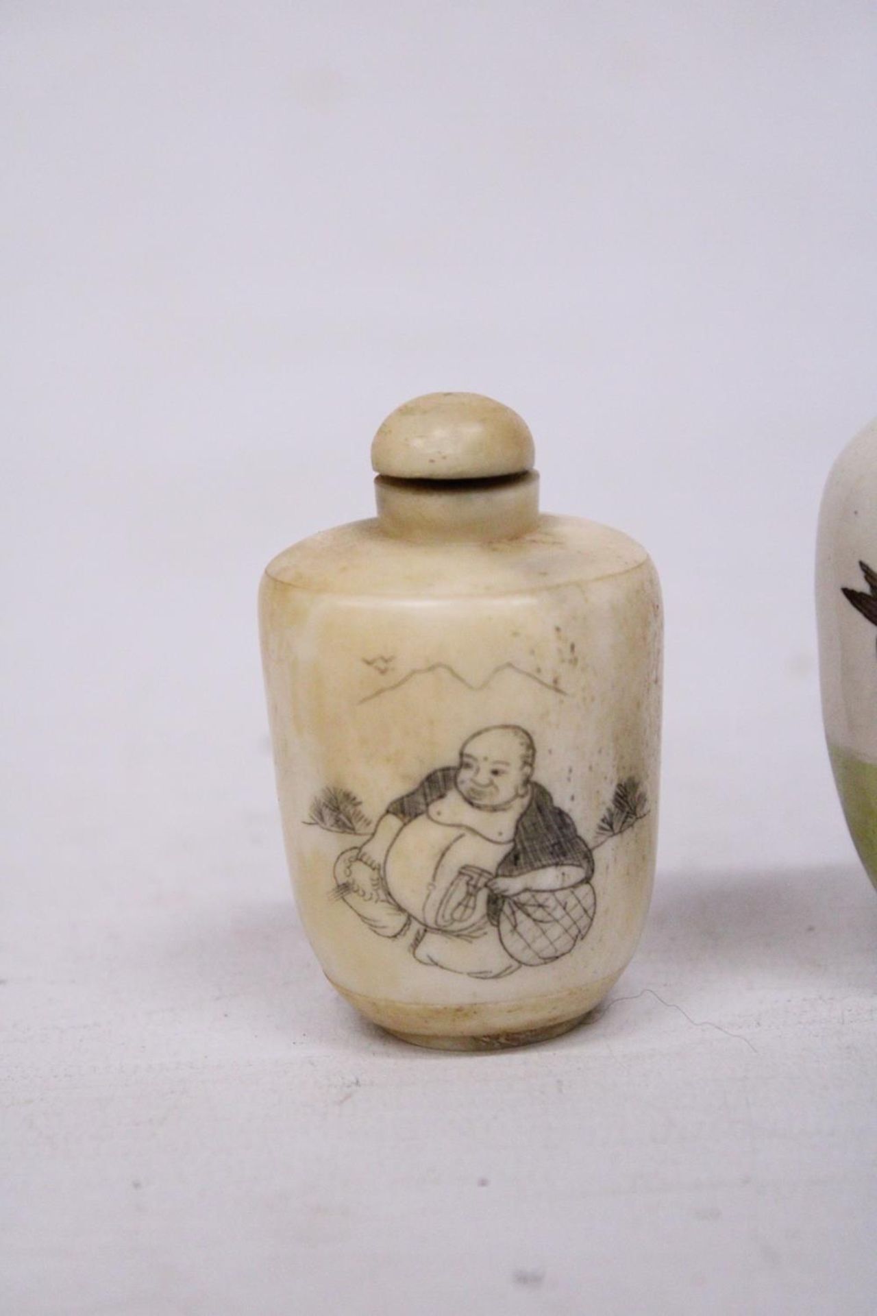 AN ANTIQUE CHINESE CLOISONNE ENAMELLED SNUFF/SCENT BOTTLE SIGNED TO THE BASE PLUS A VINTAGE - Image 6 of 7